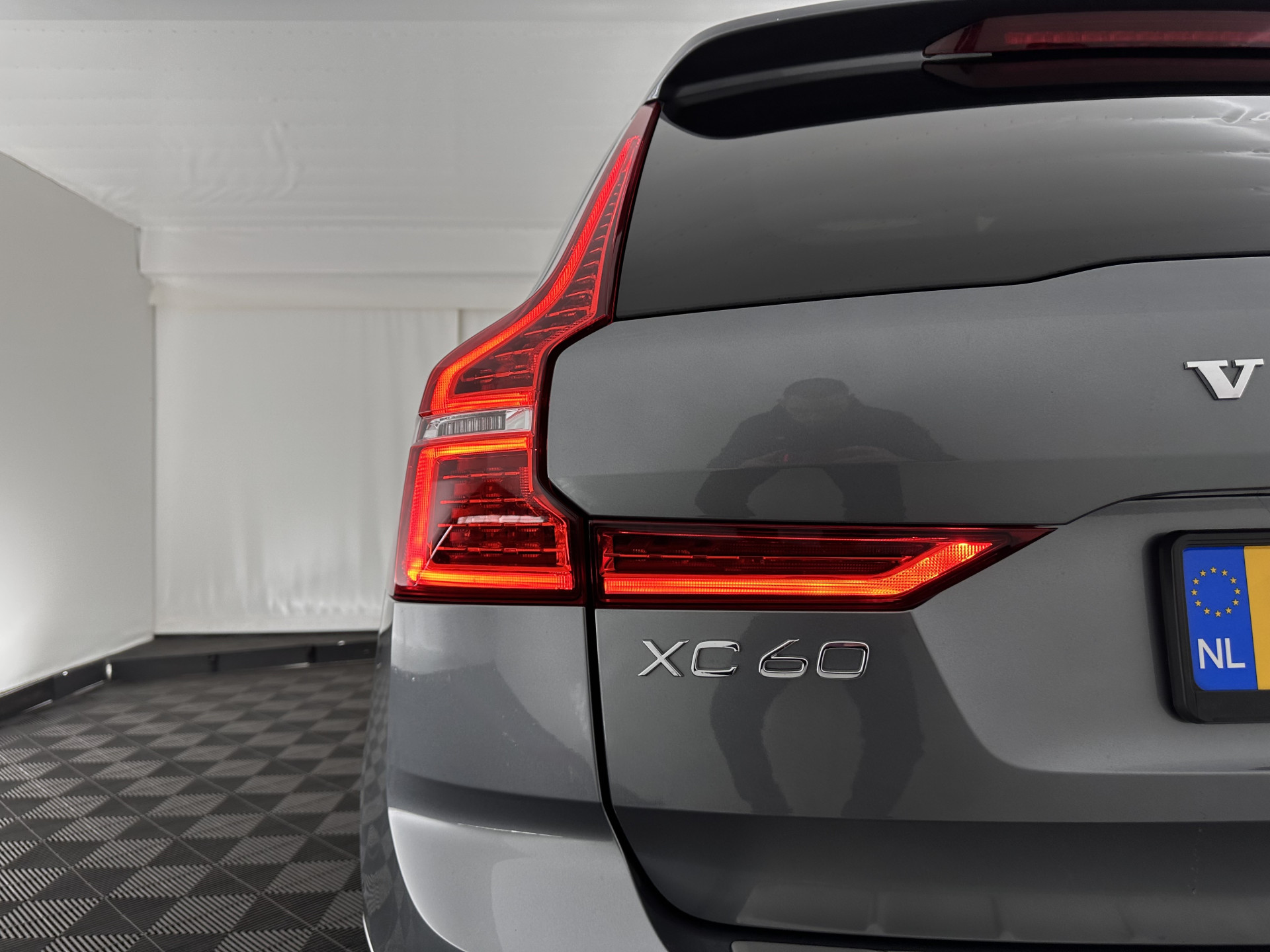 Volvo XC60 2.0 B5 Business Pro R-Design (INCL.BTW) Aut. *PANO | LUXURY-LEATHER | FULL-LEATHER | MEMORY-PACK | HEATED-SPORTSEATS | CAMERA | NAVI-FULLMAP | SHIFT-PADDLES | PRIVACY-GLASS | AIR-SUSPENSION | ECC | PDC | CRUISE | 19''ALU