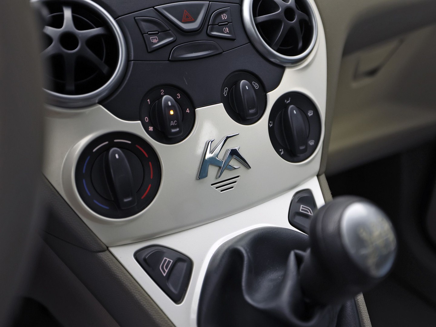 Ford Ka 1.2 Titanium (AIRCO, RADIO, SPORTSTOELEN, ELEK RAMEN, NIEUWE APK, NIEUWSTAAT)