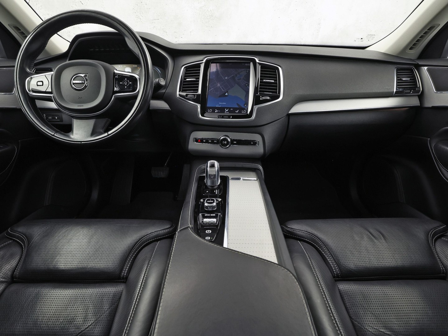 Volvo XC90 2.0 T8 Twin Engine AWD Inscription Automaat 407Pk (PANORAMADAK, APPLE CARPLAY, MEMORY SEATS, STOELVERWARMING/KOELING, CAMERA, GETINT GLAS, LEDER, TREKHAAK, NIEUWE APK)