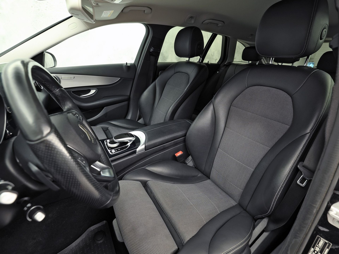 Mercedes-Benz C-Klasse 180 AMG Sport Automaat (GROOT NAVI, LEDER, STOELVERWARMING, GETINT GLAS, SPORTSTOELEN, CRUISE, NIEUWE APK, NIEUWSTAAT)