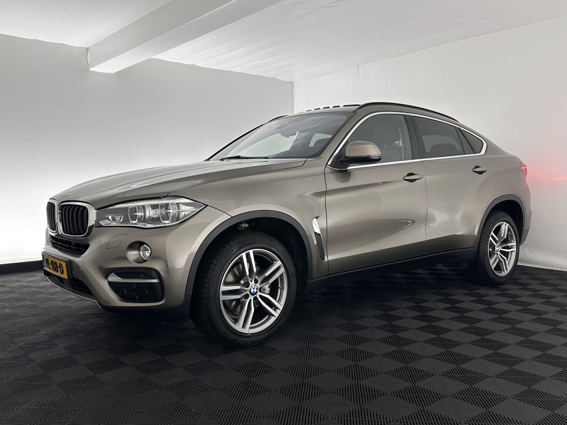 BMW X6 xDrive30d High Executive (INCL-BTW) Aut. *PANO | LEATHER | FULL-LED | HARMAN/KARDON | BLINDSPOT | MEMORY-PACK | DIGI-COCKPIT | HEATED-COMFORTSEATS | NAVI-FULLMAP | PRIVACYGLASS | HEAD-UP | ADAPTIVE-CRUISE | 19"ALU*