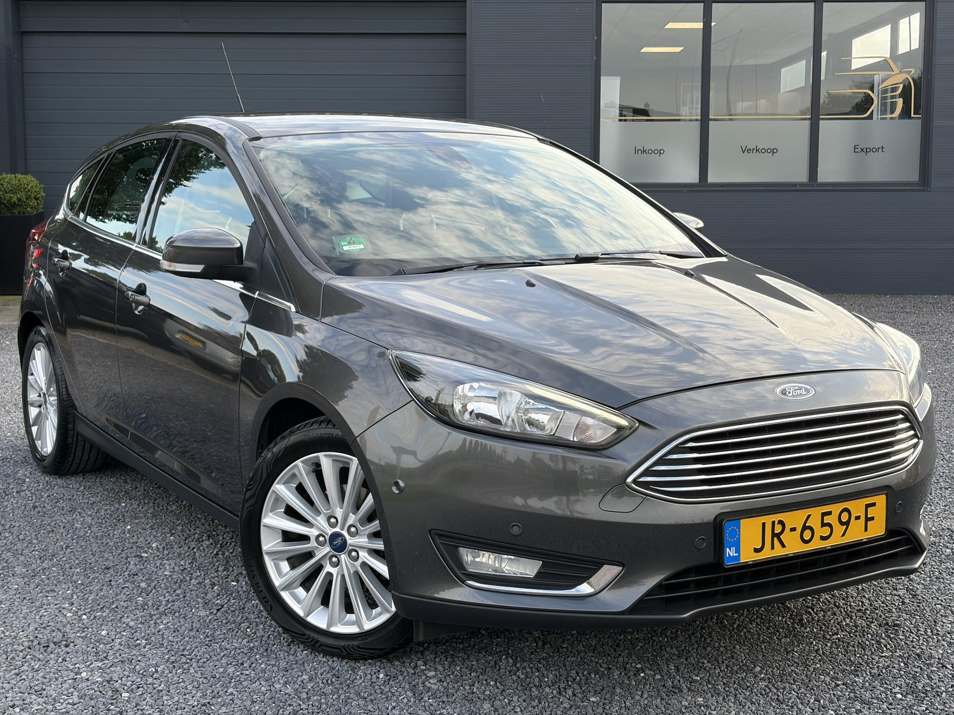 Ford Focus 1.0 Titanium   ✓125pk✓2e Eigenaar✓Navi✓Trekhaak✓6 Bak✓Clima✓Cruise✓Pdc V+A✓Net Beurt gehad✓17''Lm velgen✓N.A.P✓N.A.P✓Apk tot 09-2027