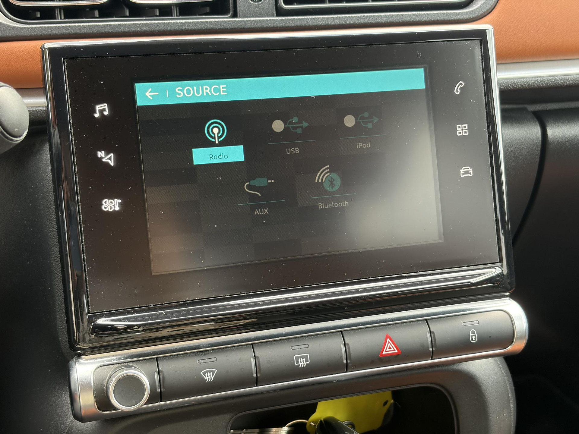 Citroen C3 1.2 PureTech Shine ✓Dealer Onderhouden✓2e Eigenaar✓Carplay✓Camera✓Navi✓Clima✓Cruise✓Pdc V+A✓Keyless✓Halfleder✓Trekhaak✓Rijstrooksensor✓Dodehoeksensor✓17'' Lm velgen✓N.A.P✓Nieuwe Apk bij Aflevering