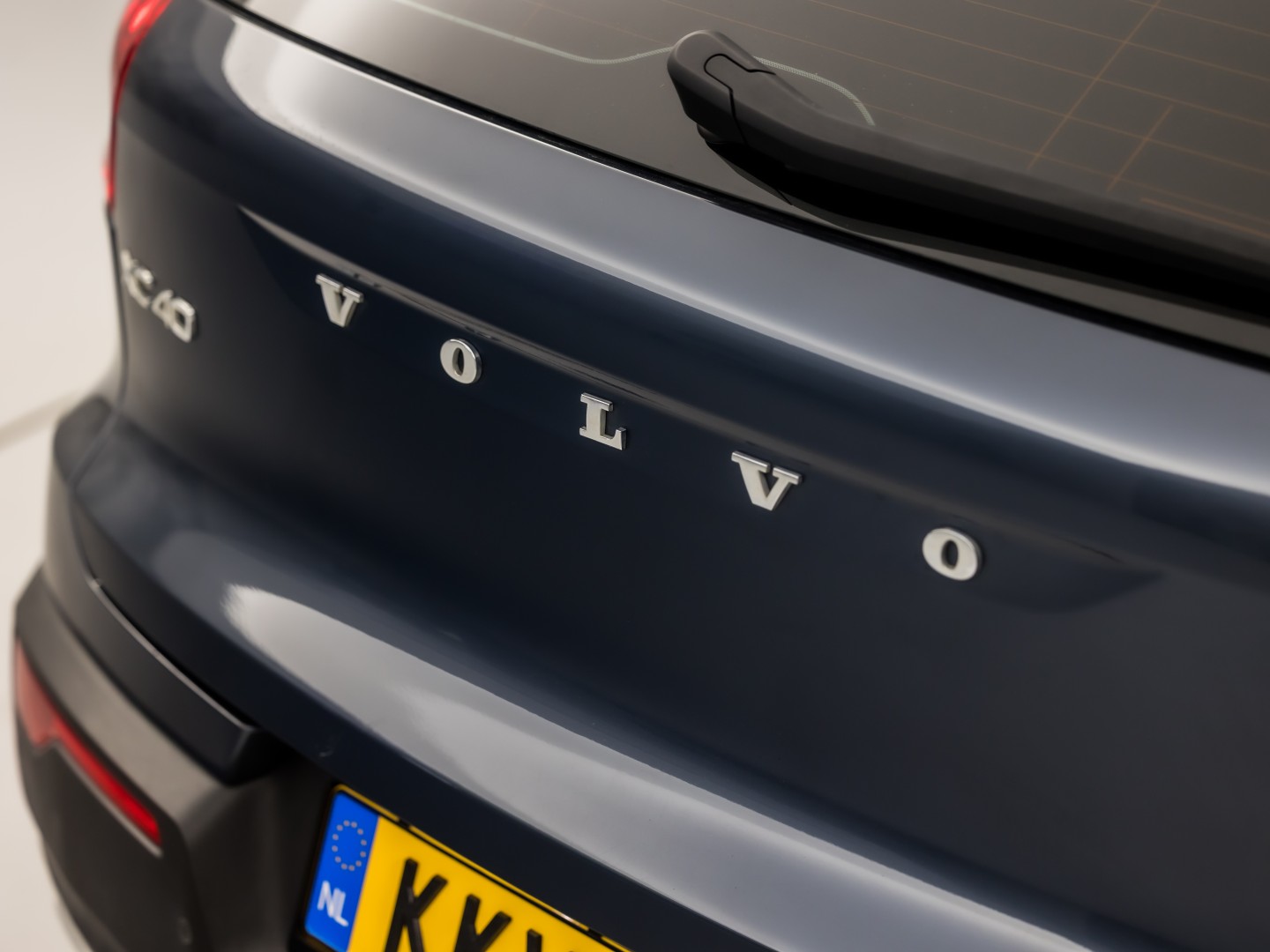 Volvo XC40 1.5 T5 Recharge Sport 262Pk Automaat (BLACK PACK, APPLE CARPLAY, GROOT NAVI, ZWART HEMEL, STUUR/STOELVERWARMING, SPORTSTOELEN, GETINT GLAS, LANE ASSIST, NIEUWE APK, NIEUWSTAAT)