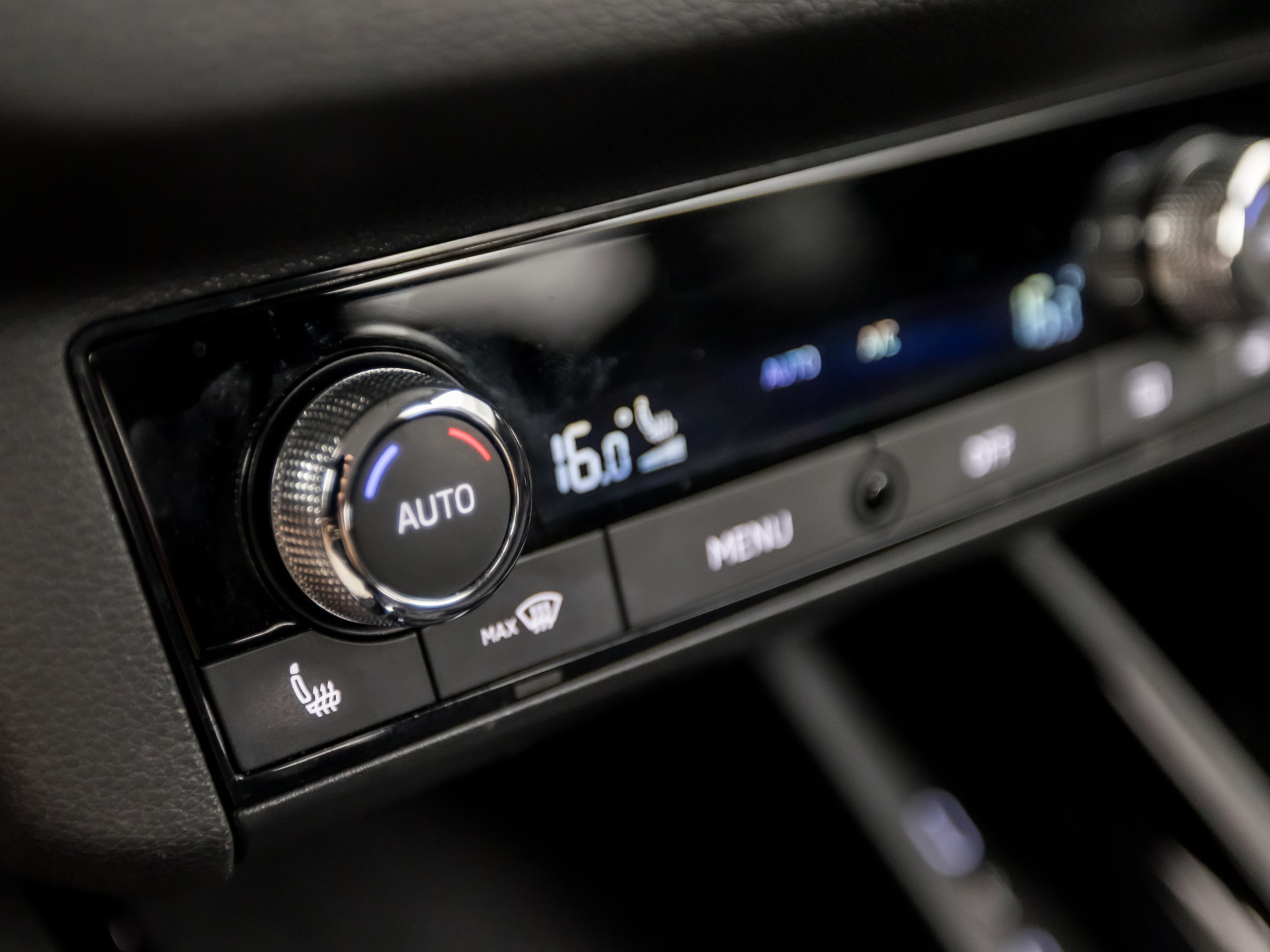 Škoda Kamiq 1.0 TSI Ambition Sport Automaat (APPLE CARPLAY, GROOT NAVI, CLIMATE, GETINT GLAS, STOELVERWARMING, SPORTSTOELEN, PARKEERSENSOREN, GETINT GLAS, NIEUWSTAAT)