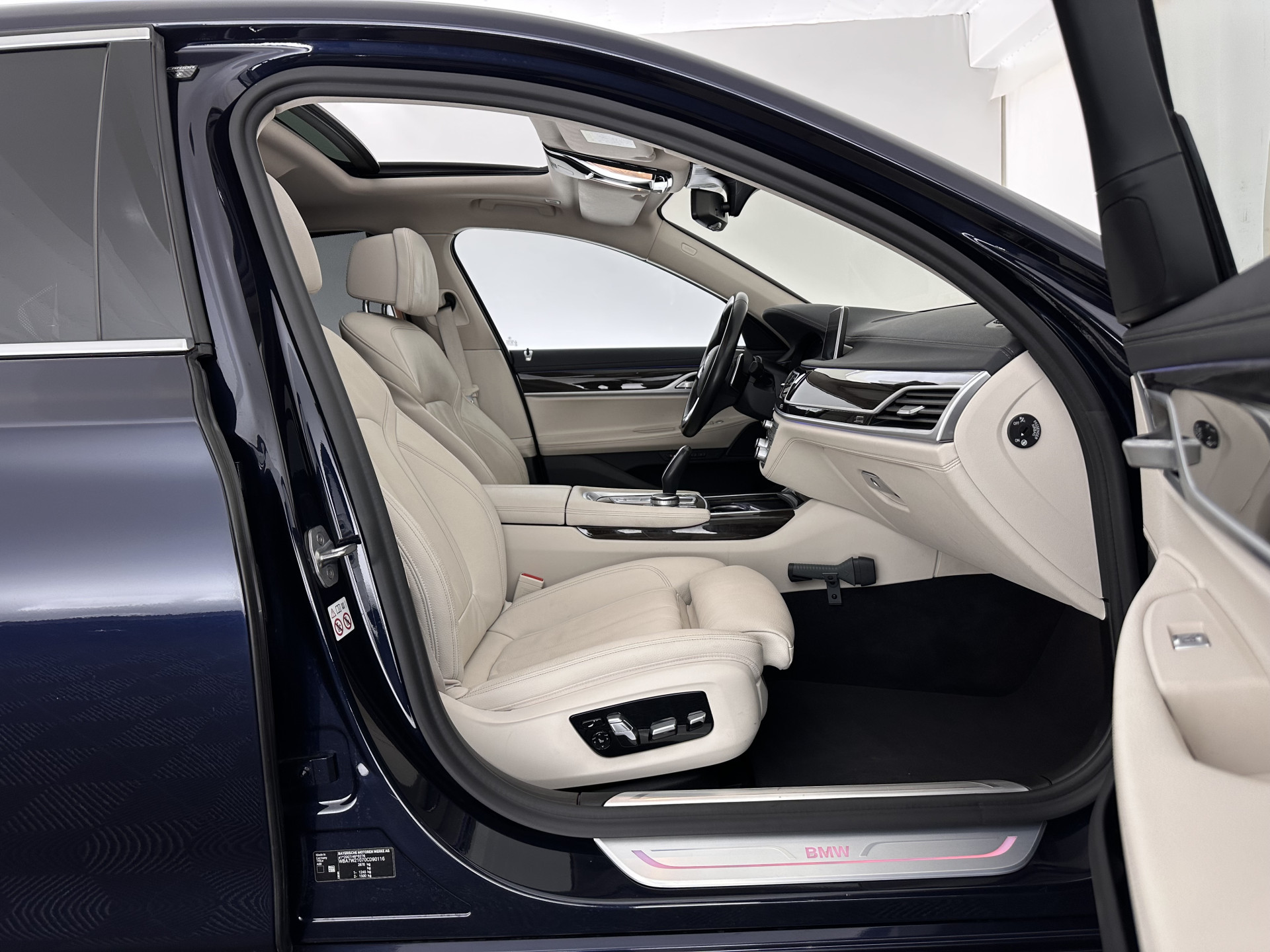 BMW 7-serie 745Le (Plug-in) (INCL-BTW) *PANO | LEATHER | FULL-LED | HEAD-UP | BLINDSPOT | MEMORY-PACK | DIGI-COCKPIT | KEYLESS | DAB+ | CAMERA | HEATED-COMFORTSEATS | AMBIENTLIGHT | CARPLAY | SHIFTPADDLES | 18''ALU*