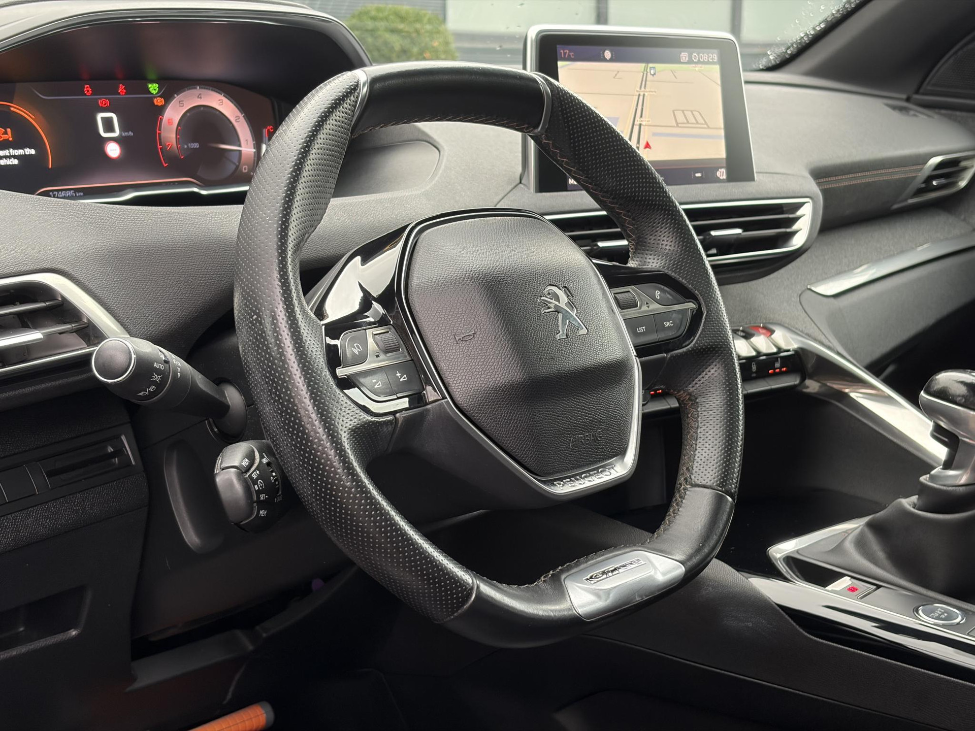 Peugeot 3008 1.2 PureTech GT Line ✓D-riem vv in 2026✓1e Eigenaar✓360 ° Camera✓Pano✓Massage stoel✓Draadloze telefoonlader✓Carplay✓Stoelvw✓Keyless✓Leder✓Navi✓Pdc V+A✓6 Bak✓Dealer Onderhouden✓Rijstrooksensor✓Dodehoeksensor✓19'' Lmv✓N.A.P✓Apk tot 09-2027