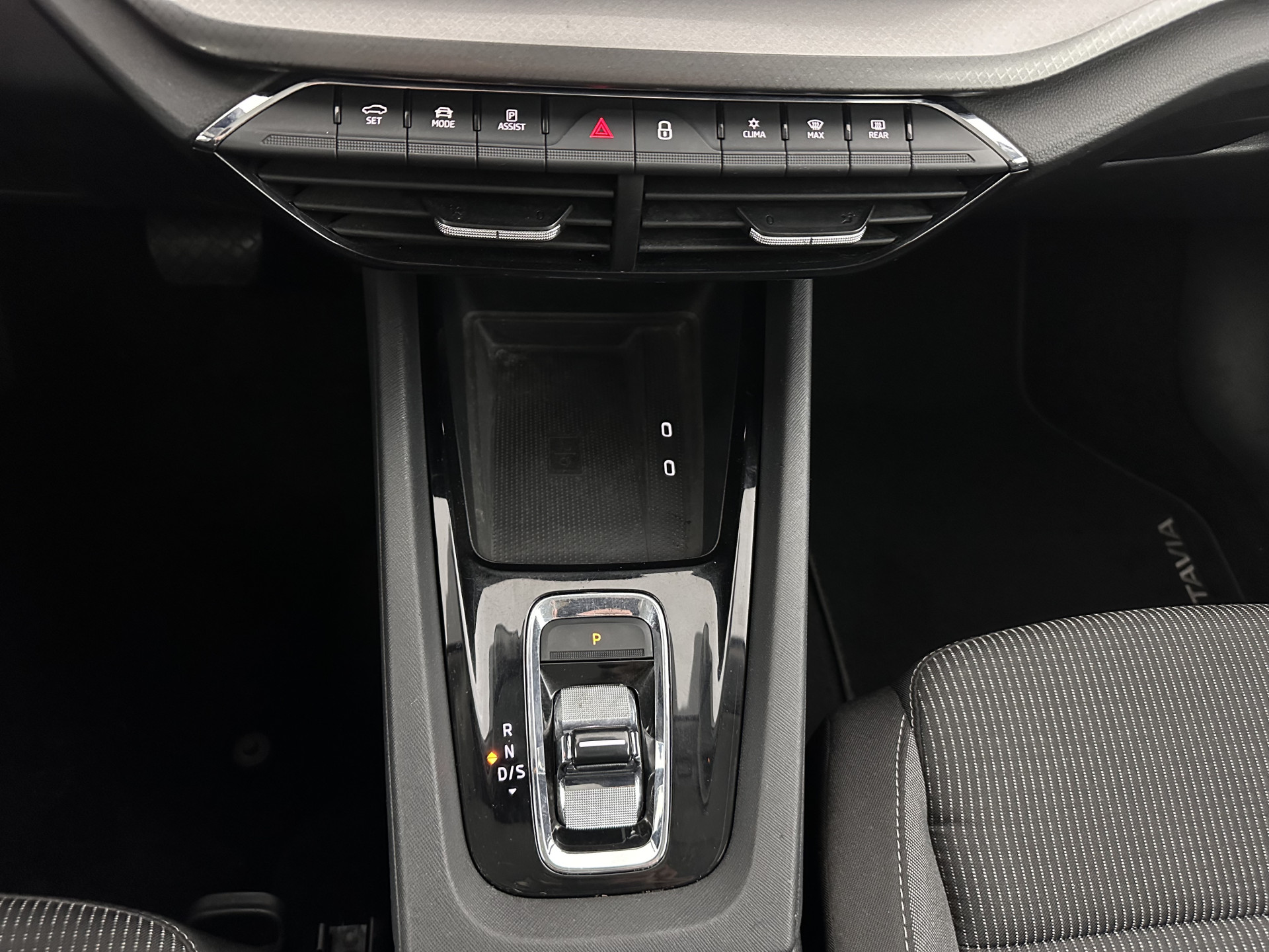 ŠKODA Octavia Combi 1.4 TSI iV PHEV Business Edition (Plug-in) (INCL-BTW) *FULL-LED | DIGI-COCKPIT | COMFORTSEATS | NAVI-FULLMAP | PRIVACY-GLASS | DAB | SHIFTPADDLES | ECC | PDC | CRUISE | TOWBAR | 18''ALU*