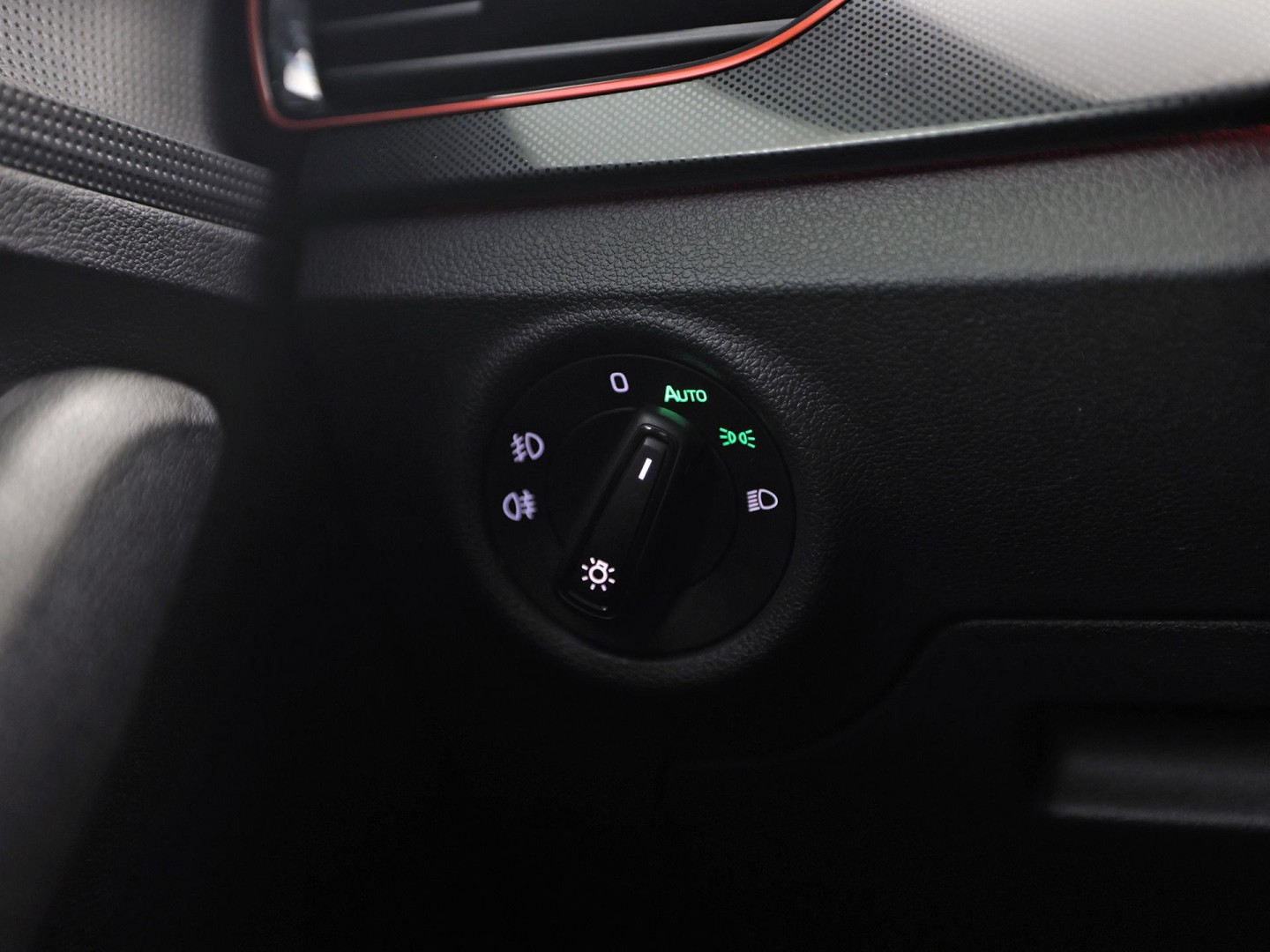 Škoda Kamiq 1.0 TSI Sport Automaat (KUIPSTOELEN, VIRTUAL COCKPIT, APPLE CARPLAY, GROOT NAVI, STOELVERWARMING, ADAPTIVE CRUISE, GETINT GLAS, ZWART HEMEL, NIEUWSTAAT)