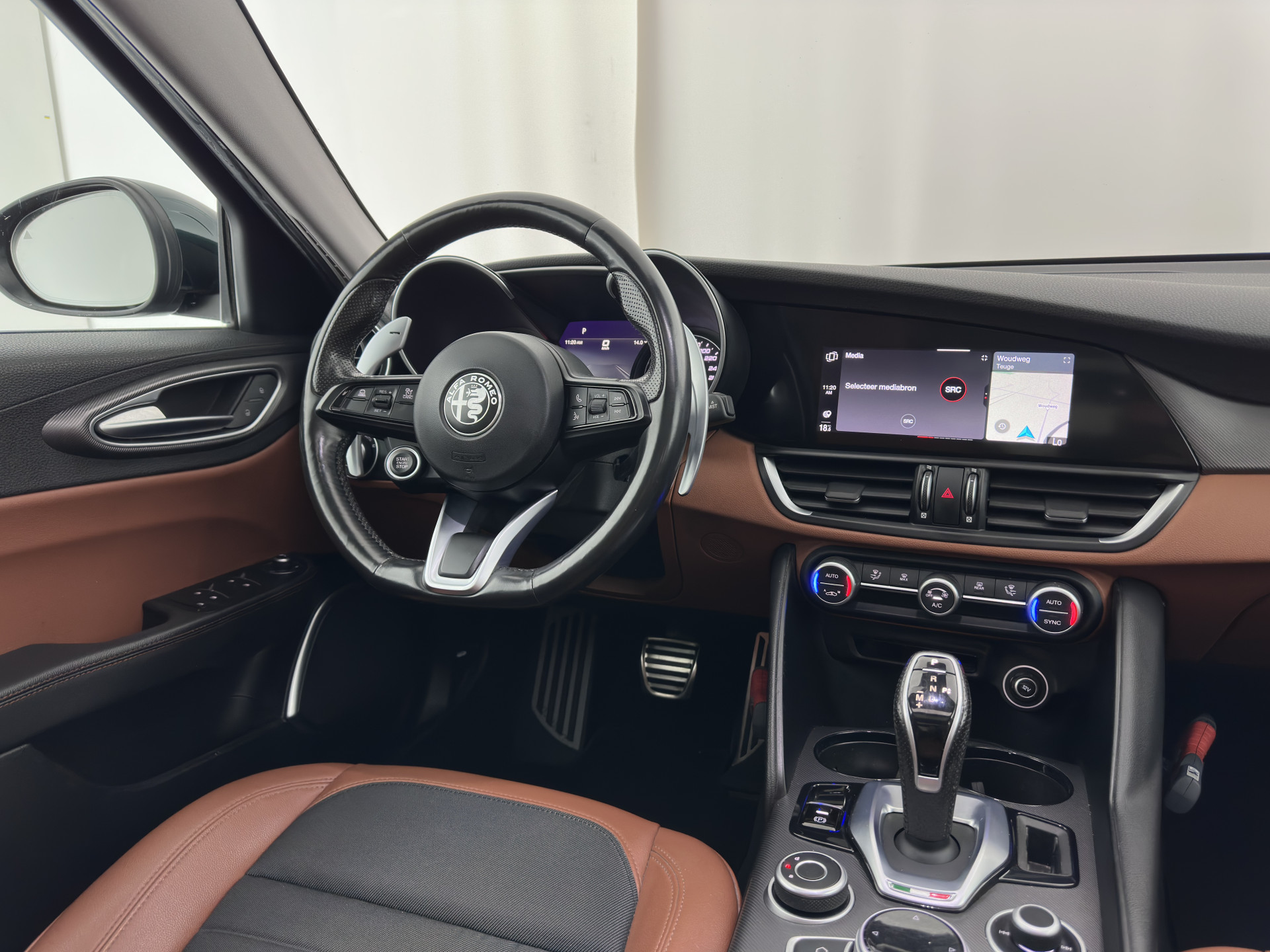 Alfa Romeo Giulia 2.0T Sprint (INCL-BTW) Aut. *PANO | LEATHER-FABRIC | XENON | ADAPTIVE-CRUISE | BLIND-SPOT | SPORTSEATS | CAMERA | NAVI-FULLMAP | DAB+ | SHIFT-PADDLES | PRIVACY-GLASS | LANE-ASSIST | BLINDSPOT | KEYLESS |