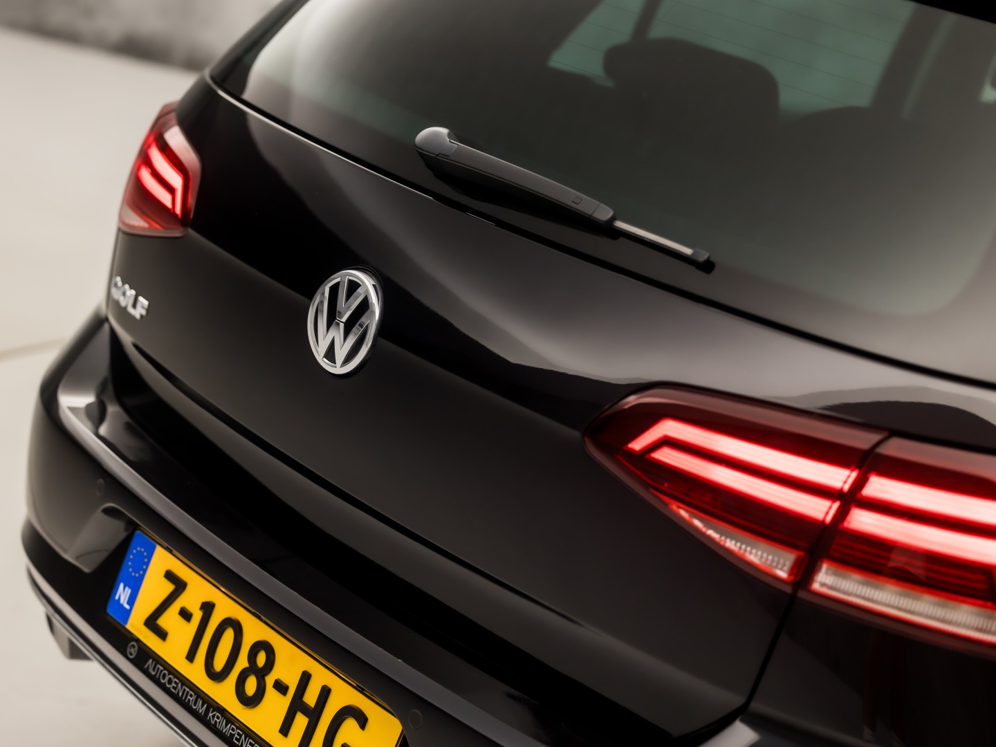 Volkswagen Golf 1.0 TSI Sportline (APPLE CARPLAY, GROOT NAVI, CLIMATE, STOELVERWARMING, SPORTSTOELEN, LM VELGEN, GETINT GLAS, PARKEERSENSOREN, NIEUWSTAAT)