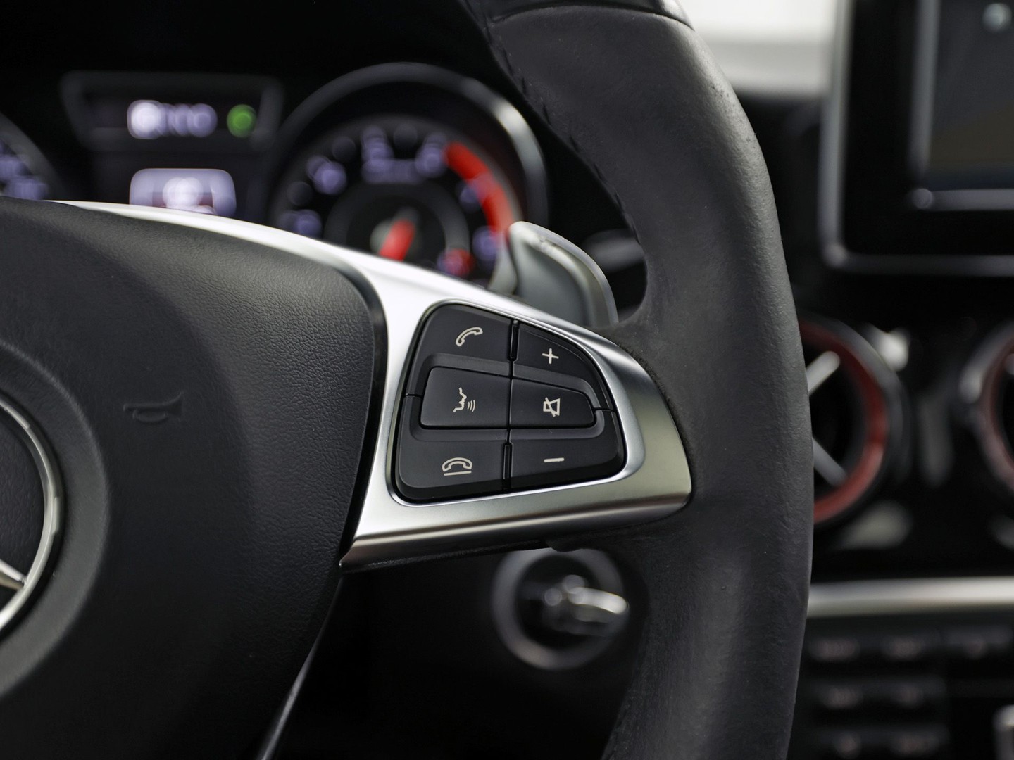 Mercedes-Benz GLA AMG 45 4MATIC Automaat 360Pk (PANORAMAKDAK, NAVIGATIE, MEMORY SEATS, KUIPSTOELEN, STOELVERWARMING, SPOILER, NIEUWE APK, NIEUWSTAAT)