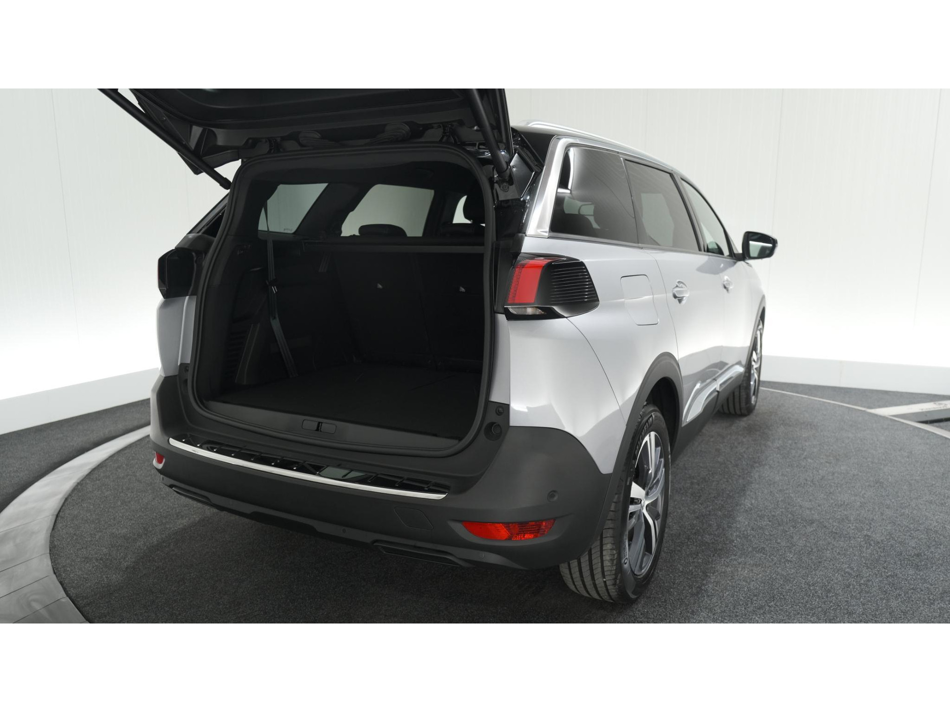 Peugeot 5008 PureTech 130 EAT8 Allure Pack Business | 7 Zitplaatsen | Camera | Dodehoekdetectie | Navigatie | Elektronische Achterklep