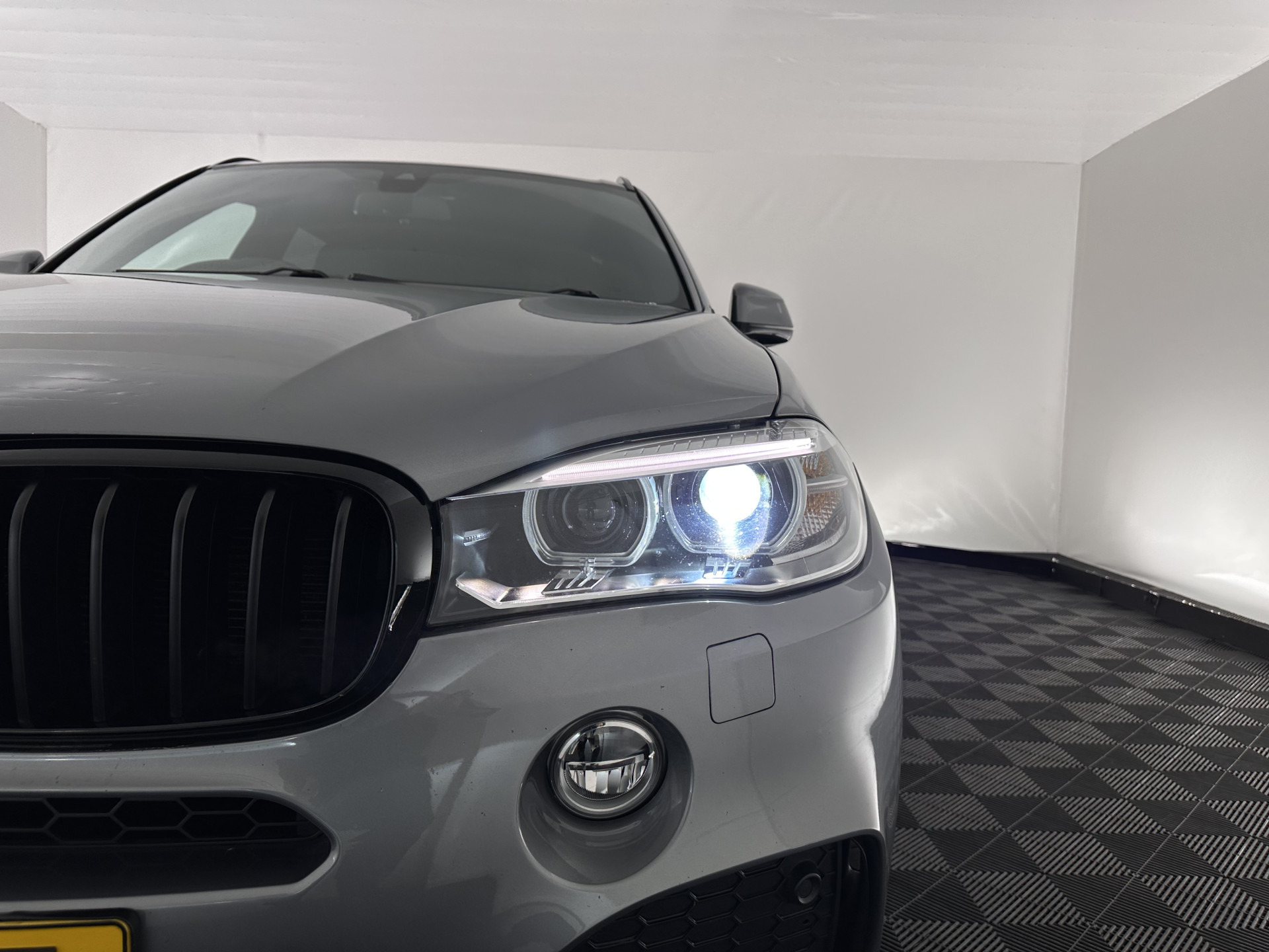 BMW X5 xDrive40d  *Right-Hand-Drive* M-Sportpack High Executive [ 7-Pers. ] Aut. *LEATHER | XENON | MEMORY-PACK | HEATED-SPORTSEATS | NAVI-FULLMAP | SHIFTPADDLES | PRIVACYGLASS | ECC | TOWBAR | PDC | CRUISE | 20''ALU*