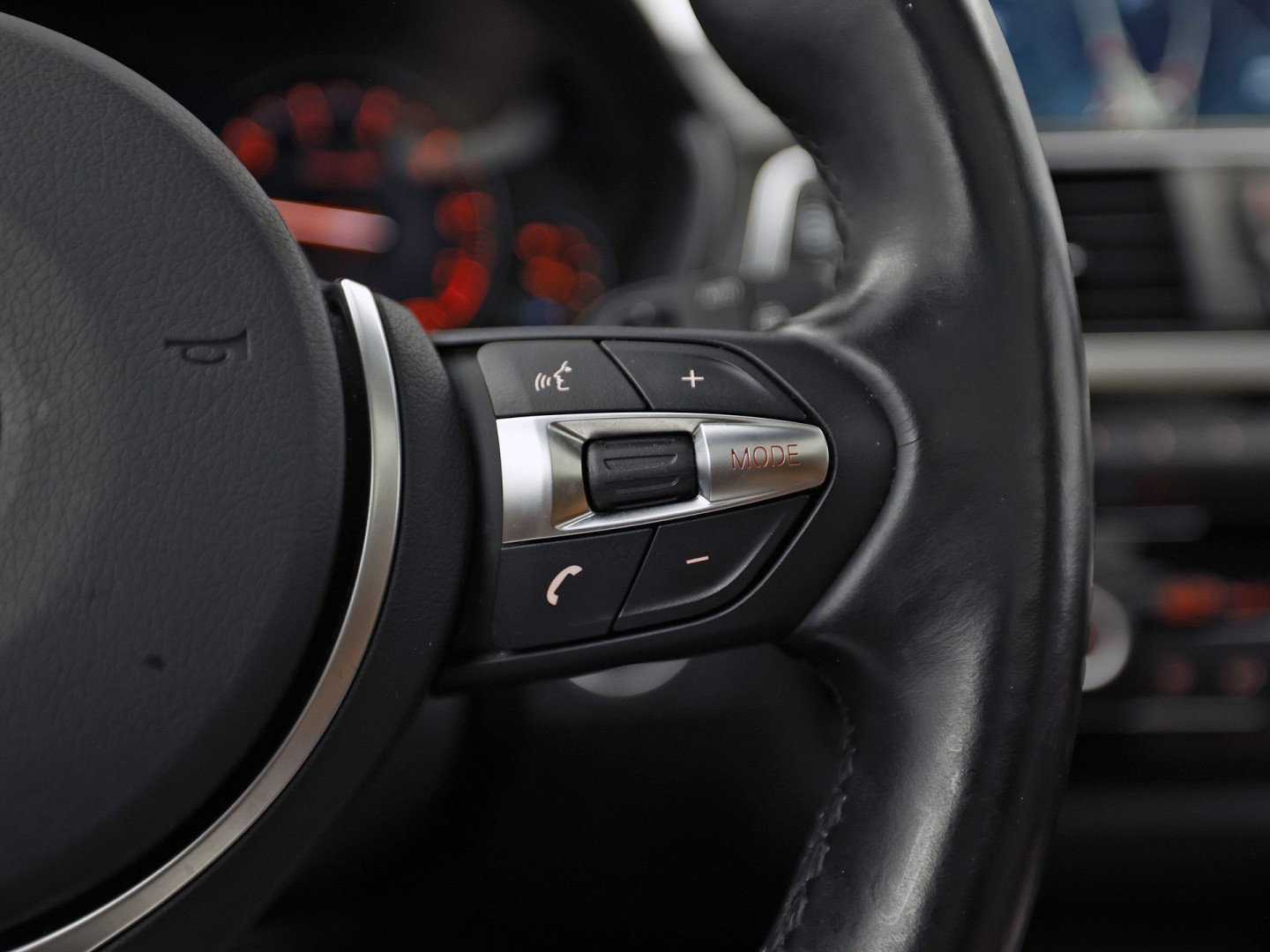 BMW 3 Serie 318i M Sport Automaat (PANORAMADAK, M PAKKET, GROOT NAVI, CAMERA, DEALER ONDERHOUDEN, COGNAC LEDER, SPORTSTOELEN, STOELVERWARMING, VIRTUAL COCKPIT, NIEUWSTAAT)