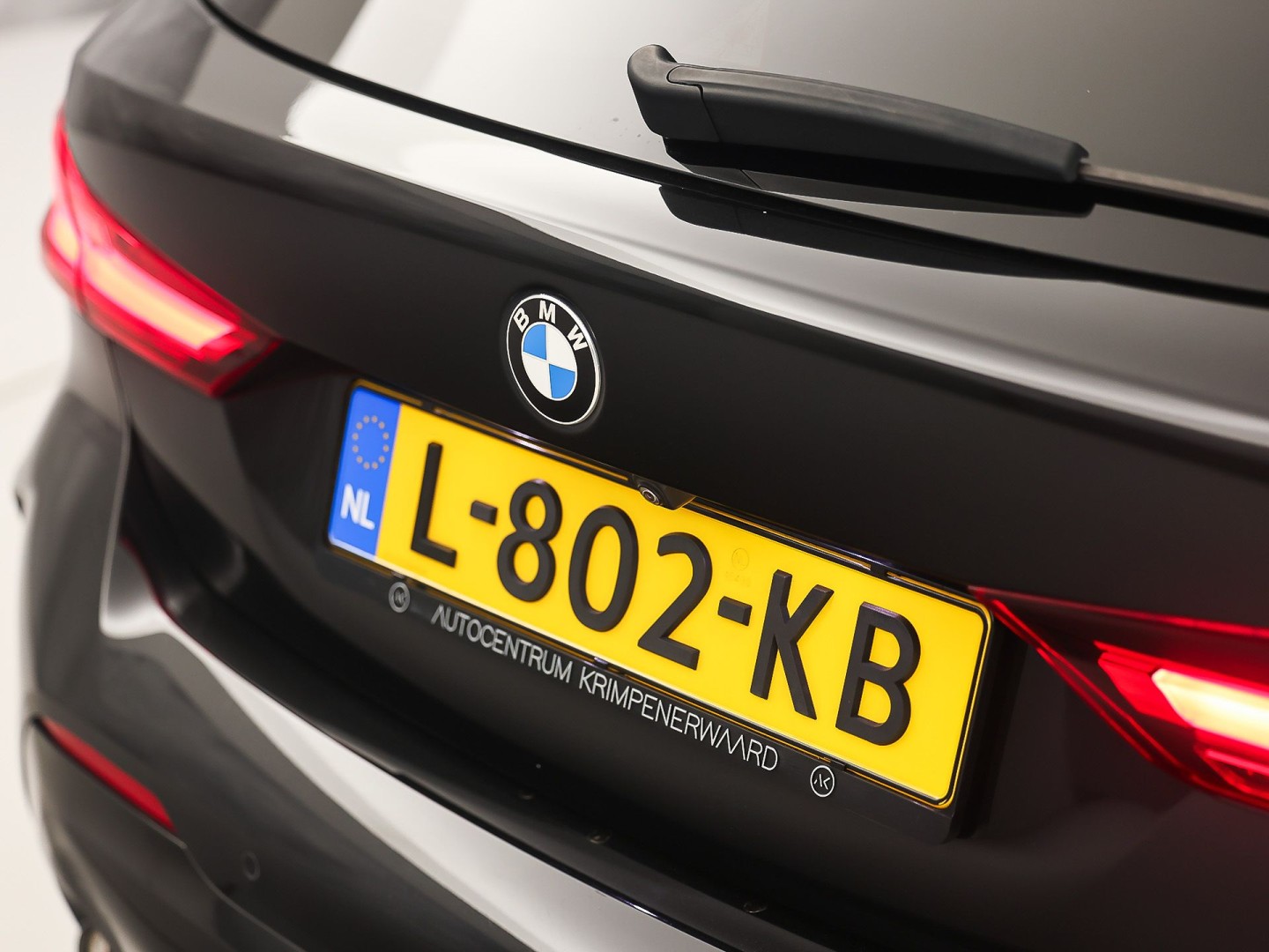 BMW 1 Serie 118i M Sport Automaat (PANORAMADAK, M PAKKET, DEALER ONDERHOUDEN, STUUR/STOELVERWARMING, CAMERA, BRUIN LEDER, SPOILER, BLACK PACK, SFEERVERLICHTING, NIEUWSTAAT)
