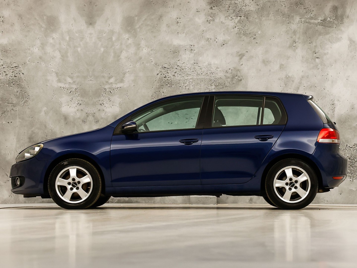 Volkswagen Golf 1.4 Sportline (CLIMATE, GETINT GLAS, LM VELGEN, SPORTSTOELEN, ARMSTEUN, NIEUWE APK, NIEUWSTAAT)