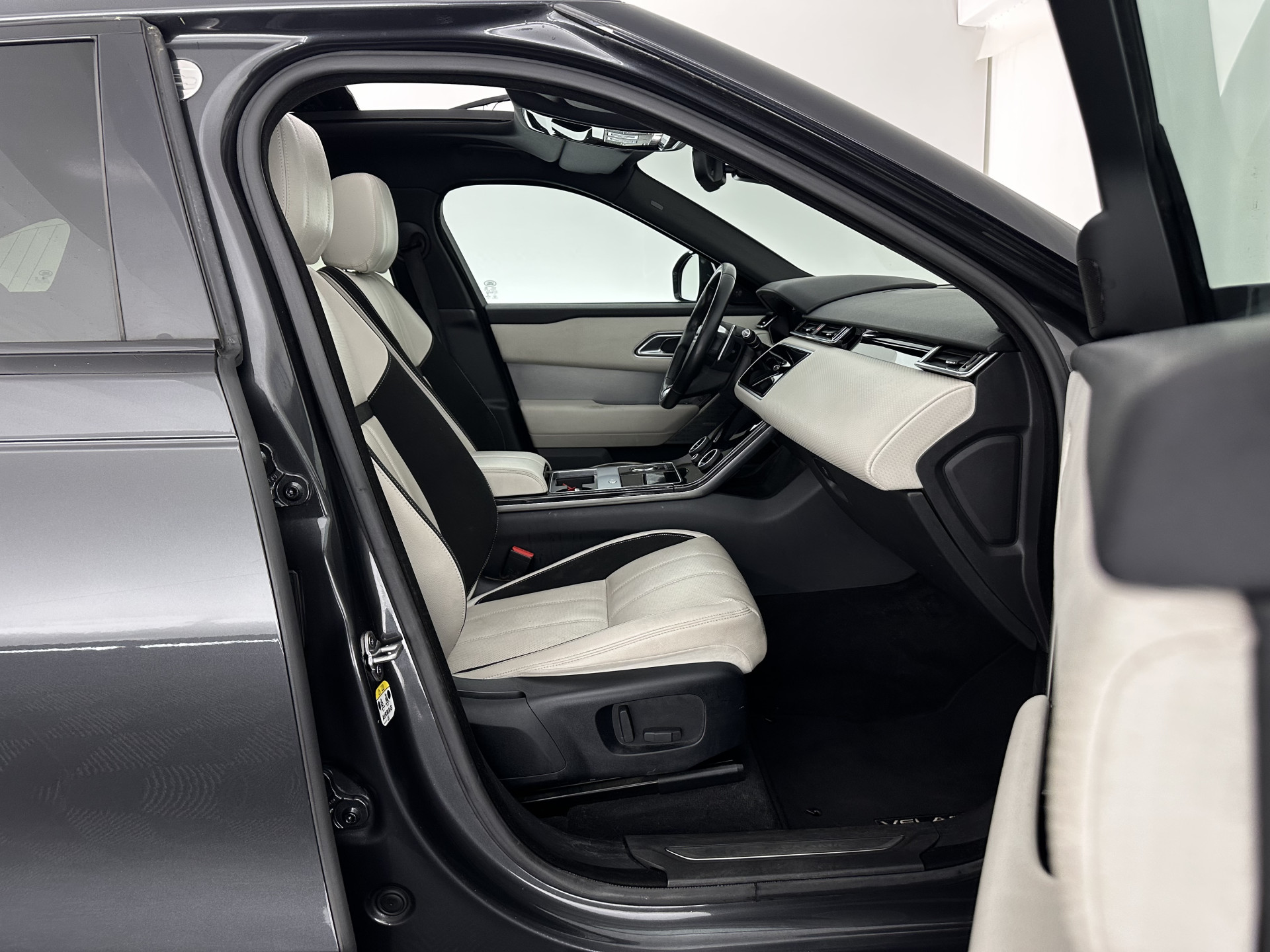 Land Rover Range Rover Velar 2.0 I4 AWD R-Dynamic HSE Aut. *PANO | LEATHER | FULL-LED | MEMORY-PACK | BLINDSPOT | MERIDIAN-SURROUND | DIGI-COCKPIT | CAMERA | KEYLESS | HEATED-COMFORTSEATS | PRIVACYGLASS | SHIFTPADDLES | HEAD-UP | 21"ALU*