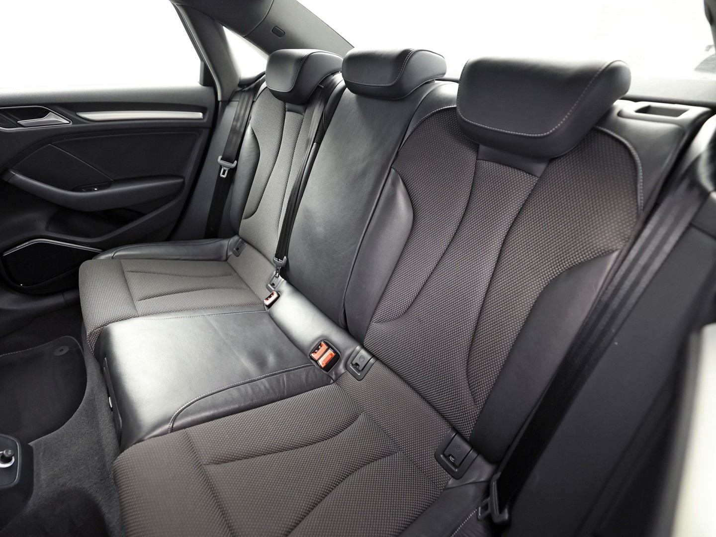 Audi A3 Limousine 1.4 TFSI S-Line Sport 150Pk (2X S-LINE, GROOT NAVI, BANG&OLUFSEN, KEYLESS, AFGEVLAKT STUUR, STOELVERWARMING, PARKEERSENSOREN, SPORTSTOELEN, LM VELGEN, NIEUWE APK)