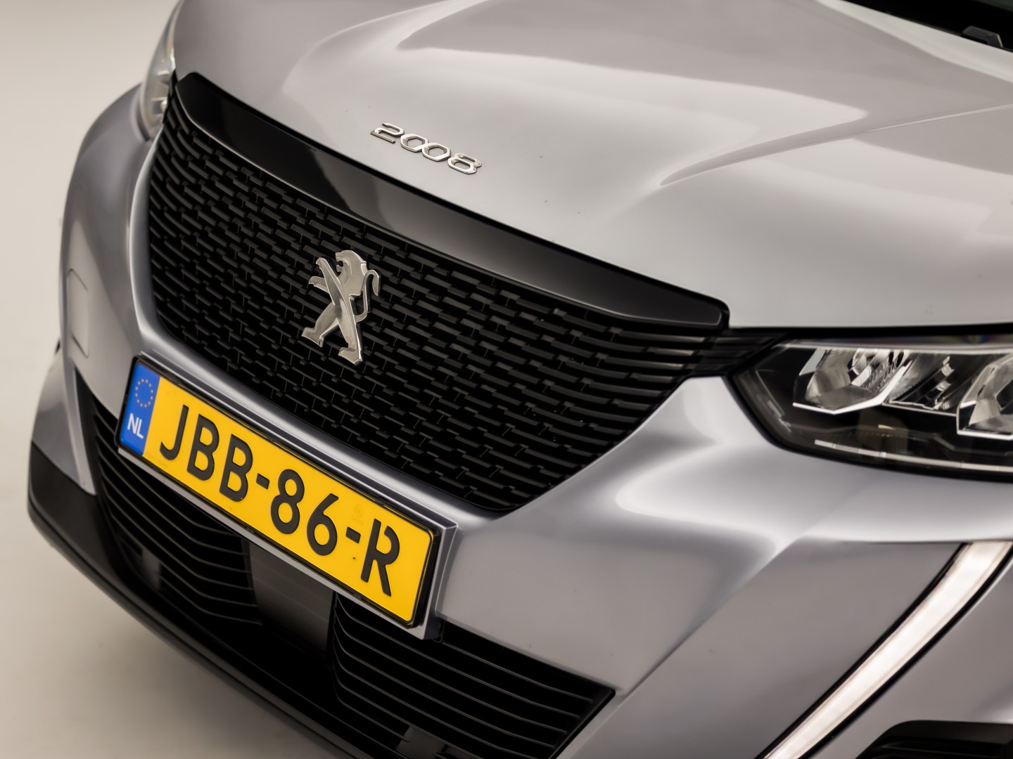 Peugeot 2008 1.2 PureTech Sport 131Pk Automaat (APPLE CARPLAY, GROOT NAVI, LM VELGEN, SPORTSTOELEN, PARKEERSENSOREN, LANE ASSIST, NIEUWSTAAT)