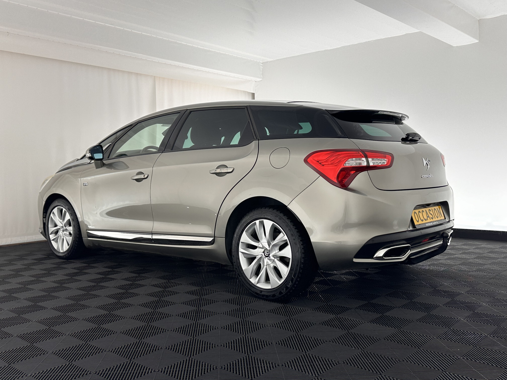 Citroën DS5 2.0 Hybrid4 Business Executive AWD Aut. *PANO | XENON | LEATHER | MEMORY-PACK | NAVI-FULLMAP | KEYLESS | CAMERA | HEAD-UP | MASSAGE | CRUISE | SPORT-SEATS | TOWBAR | 17"ALU*