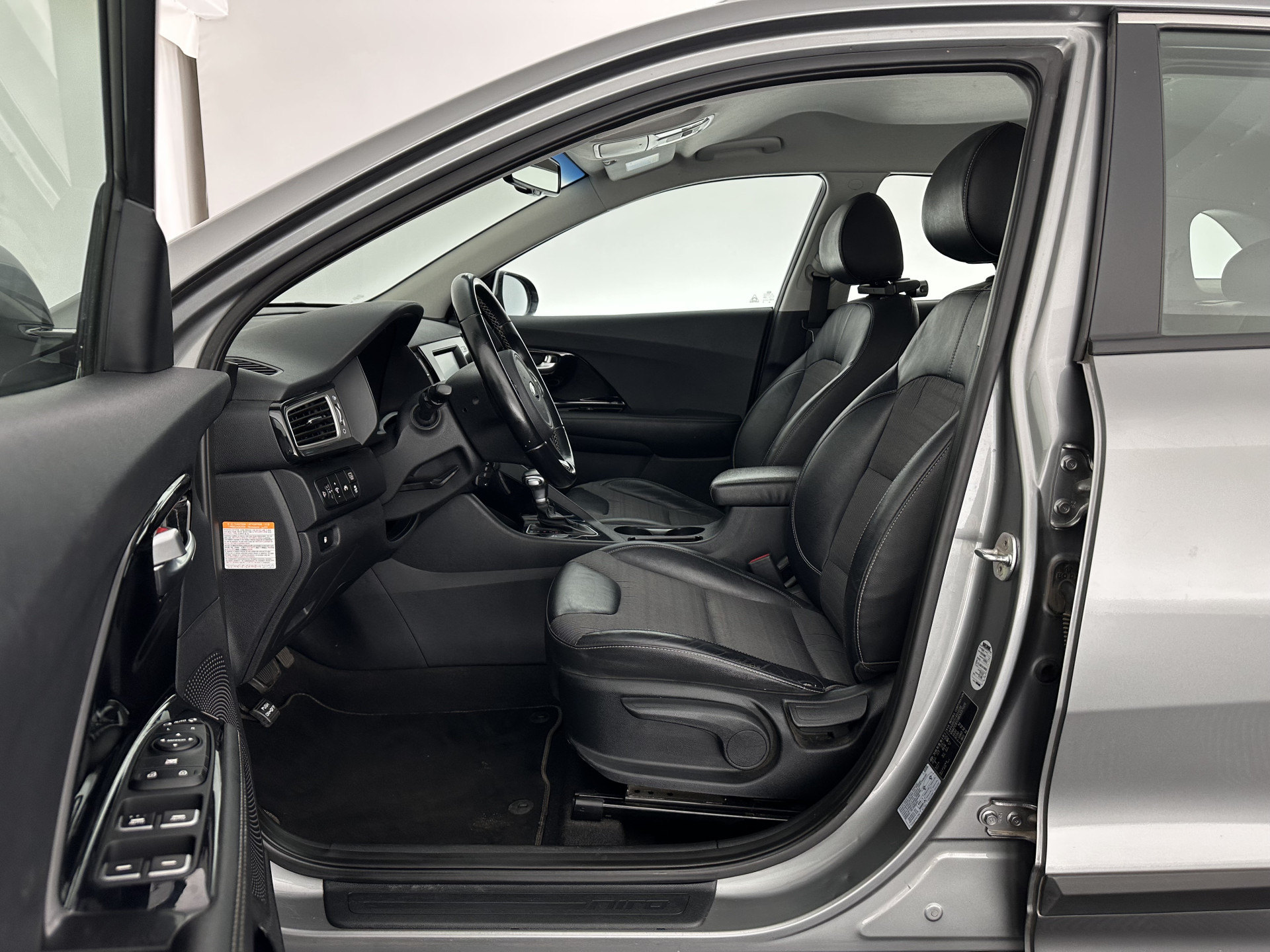 Kia Niro 1.6 GDi Hybrid ExecutiveLine (INCL.BTW) Aut. *LEATHER-FABRIC | NAVI-FULLMAP | KEYLESS | CAMERA | COMFORT-SEATS | DIGI-COCKPIT | LANE-ASSIST | ECC | CARPLAY | PDC | TOWBAR | 16''ALU*