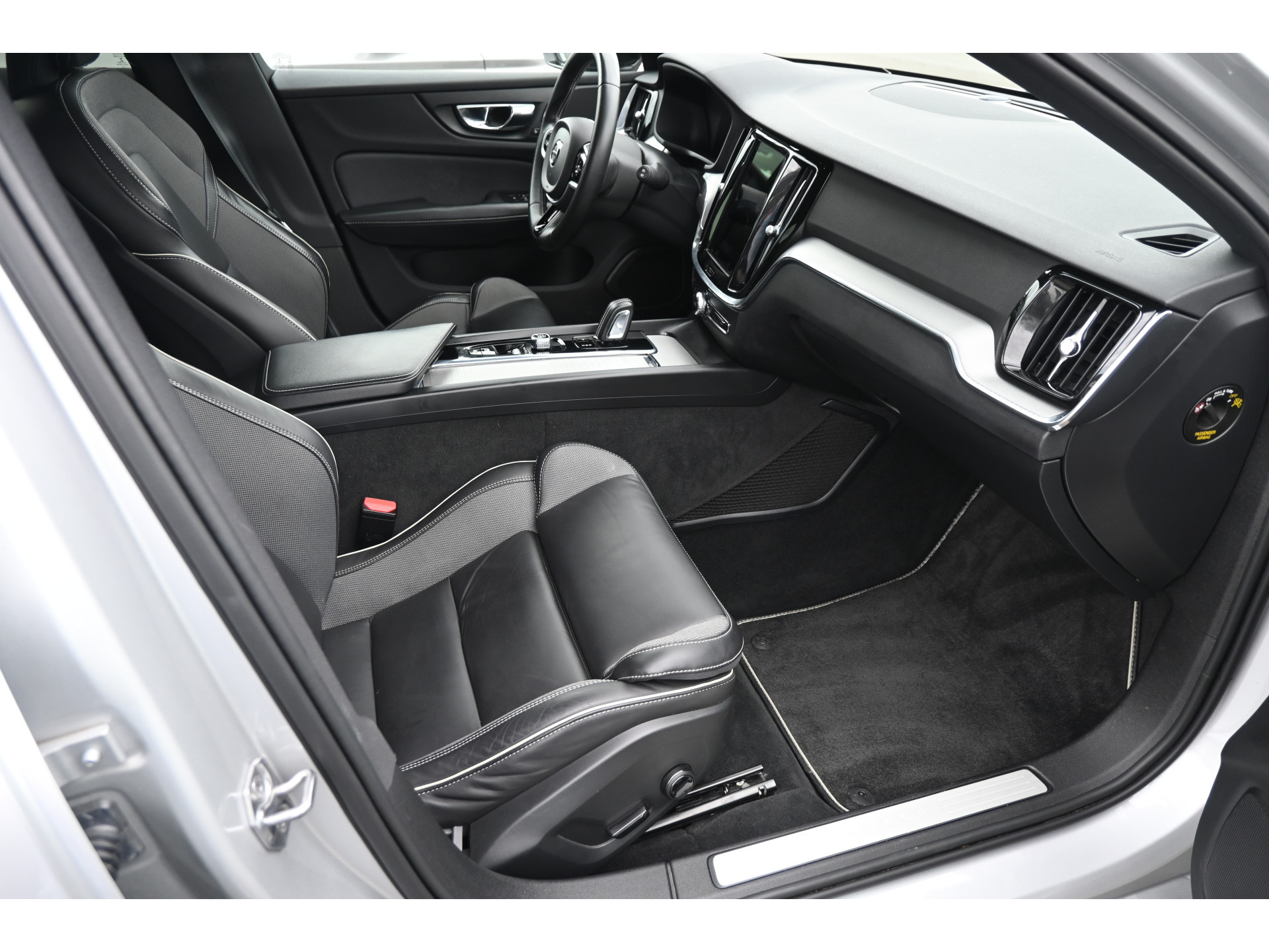 Volvo V60 2.0 B4 R-Design Navigatie Carplay Stoel/Stoelverwarming Virtual Goed Onderhouden! Inruil Mogelijk!