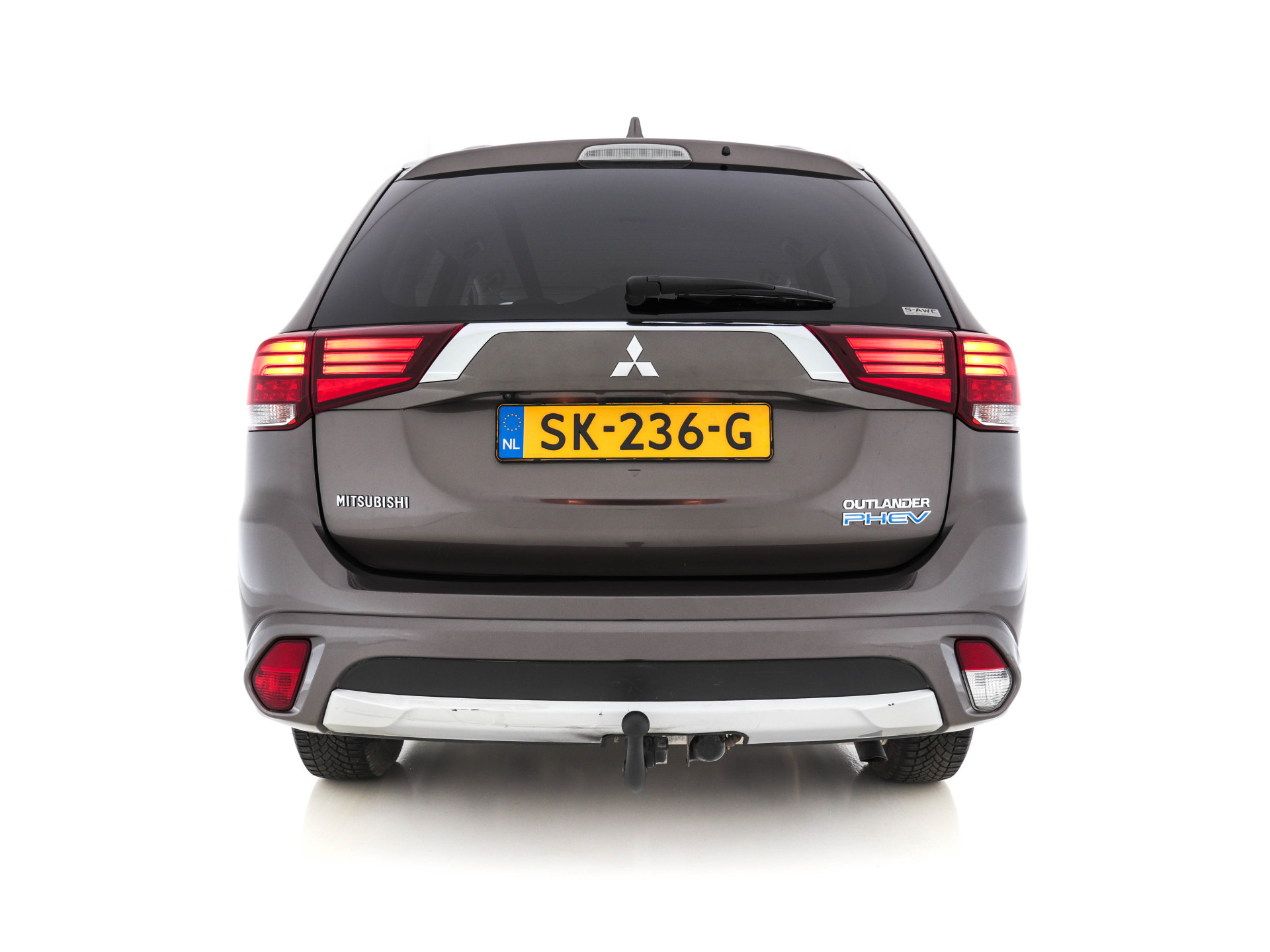 Mitsubishi Outlander 2.0 Plug-in Hybrid AWD (INCL-BTW)  *MICROFIBRE-LEATHER | NAVI-FULLMAP | KEYLESS | DAB | CAMERA | ECC | CRUISE | CARPLAY | PRIVACY-GLASS | TOWBAR | SHIFT-PADDLES | 16"ALU*