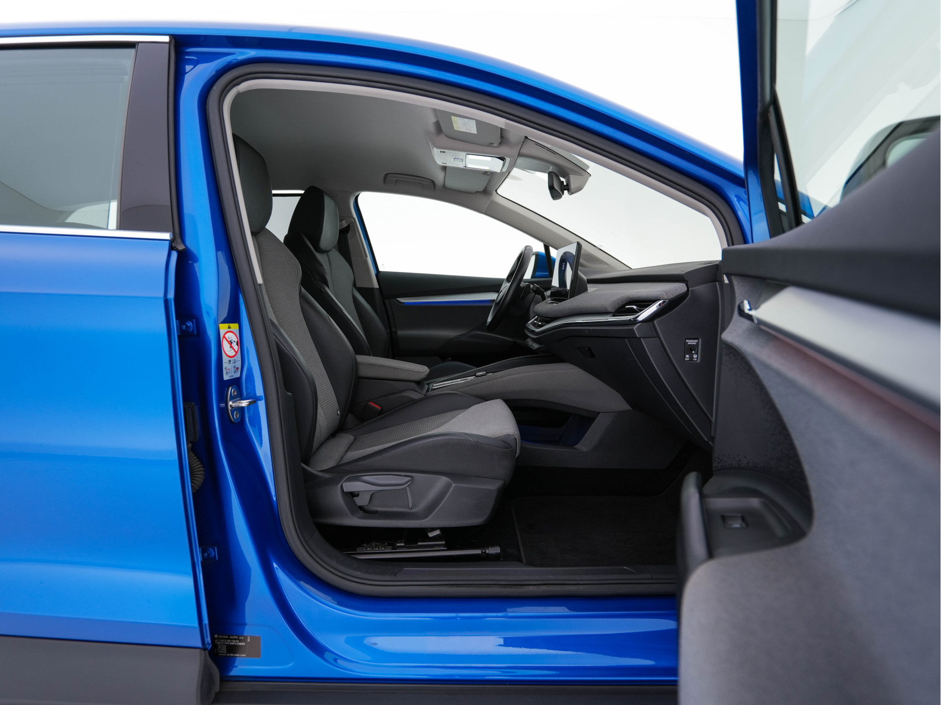 ŠKODA Enyaq iV 80 [ 3-Fase ] {SOH-88% } (INCL-BTW) *LEATHER-FABRIC | FULL-LED | DIGI-COCKPIT | CAMERA | KEYLESS | NAVI-FULLMAP | AMBIENT-LIGHT | ECC | HEATED-COMFORTSEATS | DAB+ | PDC | CRUISE | CARPLAY | TOWBAR | 19"ALU*