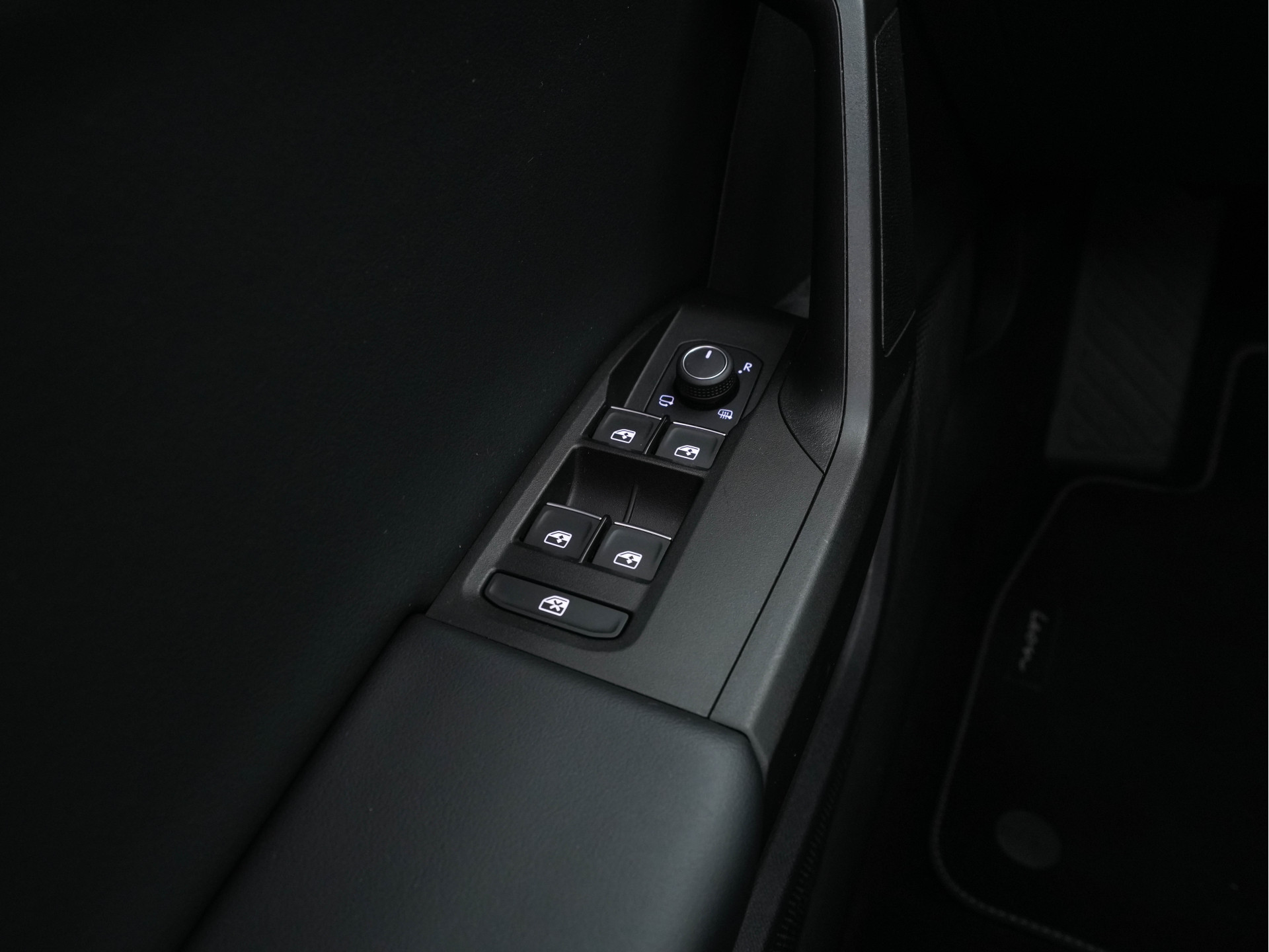 SEAT Leon Sportstourer 2.0 TDI FR Business Intense (INCL-BTW) Aut.  *PANO | FULL-LED | ADAPTIVE-CRUISE | DIGI-COCKPIT | NAVI-FULLMAP | LEATHER-MICROFIBRE | CARPLAY | KEYLESS | SHIFT-PADDLES | SPORT-SEATS | AMBIENT-LIGHT | CAMERA | 17''ALU | T