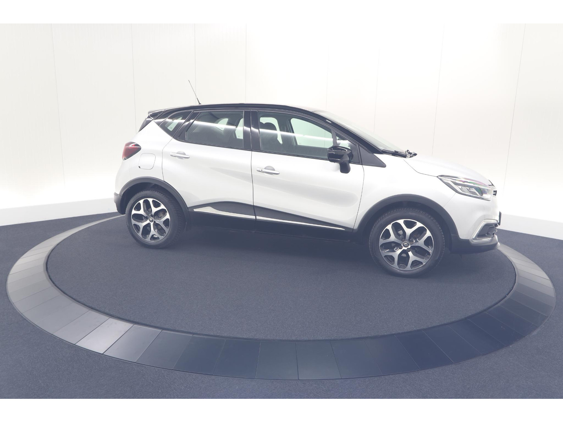 Renault Captur TCe 90 Intens | Trekhaak | AllSeason banden | Navigatie | Parkeersensoren