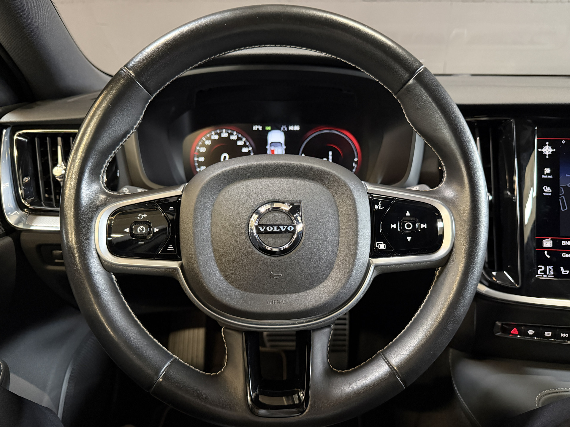 Volvo V60 2.0 T8 Recharge AWD R-Design | Elektr. trekhaak | Camera | Stoel/stuurverwarming | Carplay | Adaptive cruise
