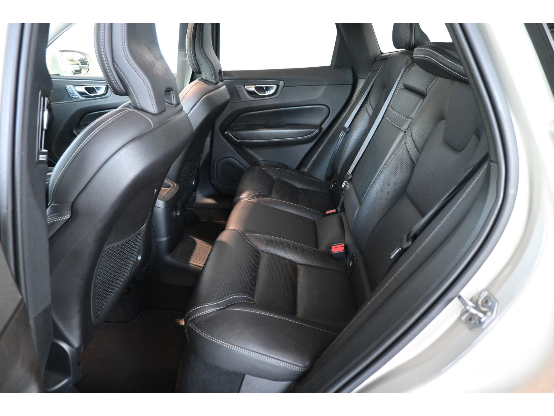 Volvo XC60 2.0 T8 Twin Engine AWD Inscription Harman/Kardon Navigatie Panoramadak Carplay Goed Onderhouden! Inruil Mogelijk!
