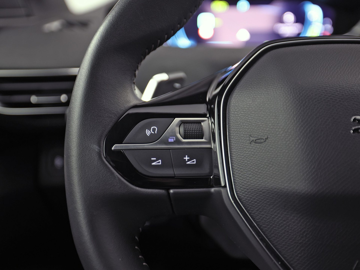 Peugeot 3008 1.6 HYbrid 225 Allure Sport 225Pk Automaat (APPLE CARPLAY, GROOT NAVI, 360 CAMERA, GETINT GLAS, SPORTSTOELEN, LEDER, ZWART HEMEL, LANE ASSIST, NIEUWSTAAT)