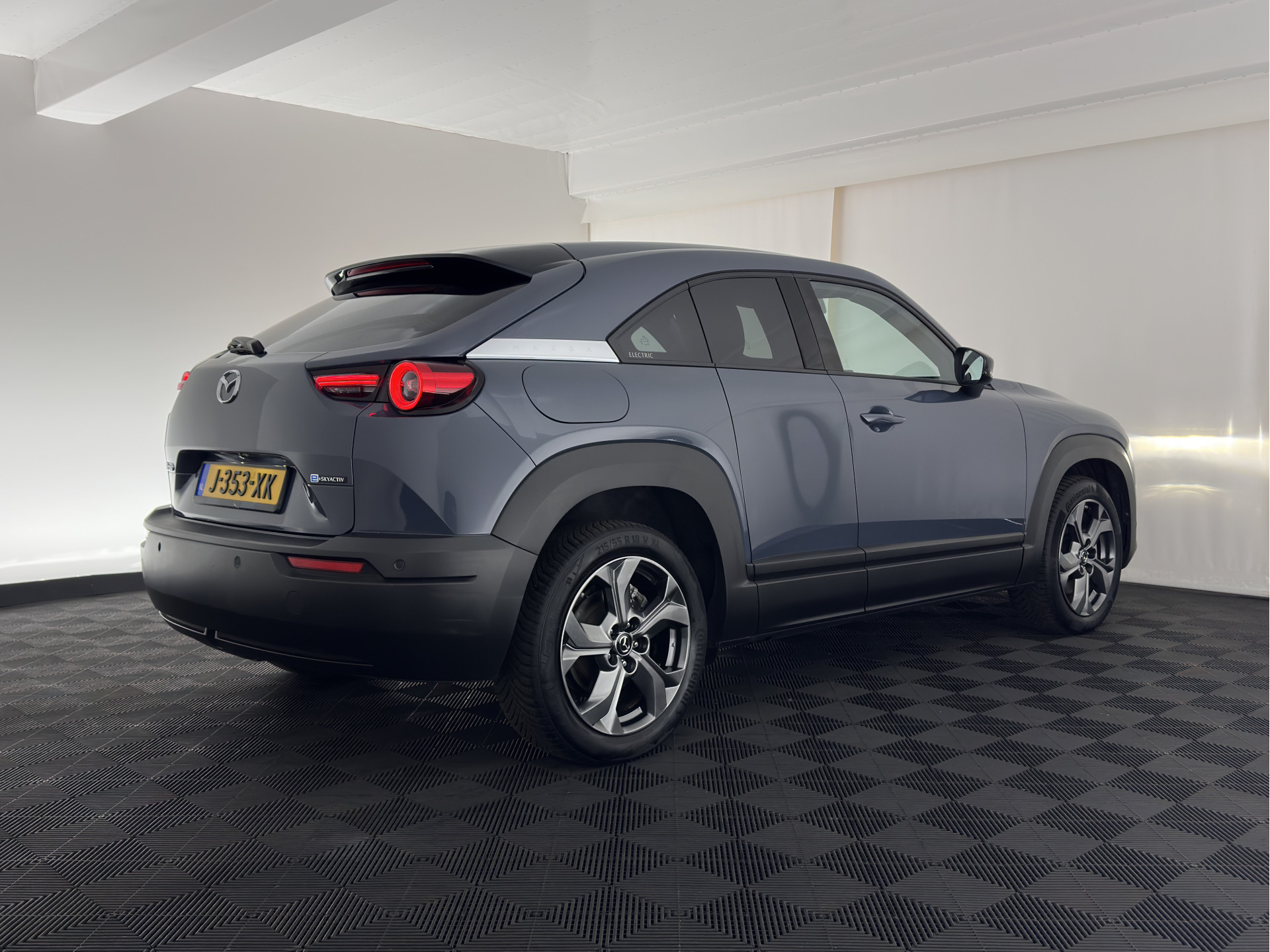 Mazda MX-30 e-SkyActiv 145 First Edition 36 kWh {SOH-92%} (INCL-BTW) Aut.*LEATHER-MICROFIBRE | FULL-LED | NAVI-FULLMAP | KEYLESS | BLIND-SPOT |  ADAPTIVE-CRUISE | HEAD-UP | CAMERA | DIGI-COCKPIT | MEMORY-PACK | SHIFT-PADDLES | 18"ALU*