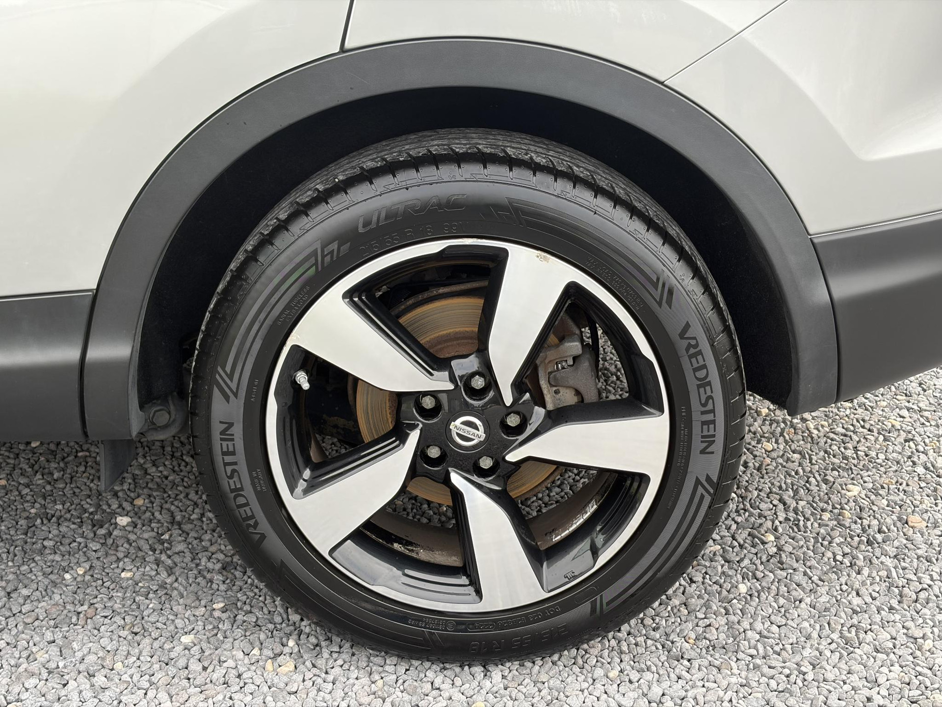 Nissan Qashqai 1.2 N-Connecta ✓Net beurt gehad✓360° Camera✓Navi✓Trekhaak✓Pano✓Pdc V+A✓Keyless✓18'Lm velgen✓Clima✓Cruise✓Rijstrooksensor✓116pk✓6 Bak✓N.A.P✓Apk tot 10-2027