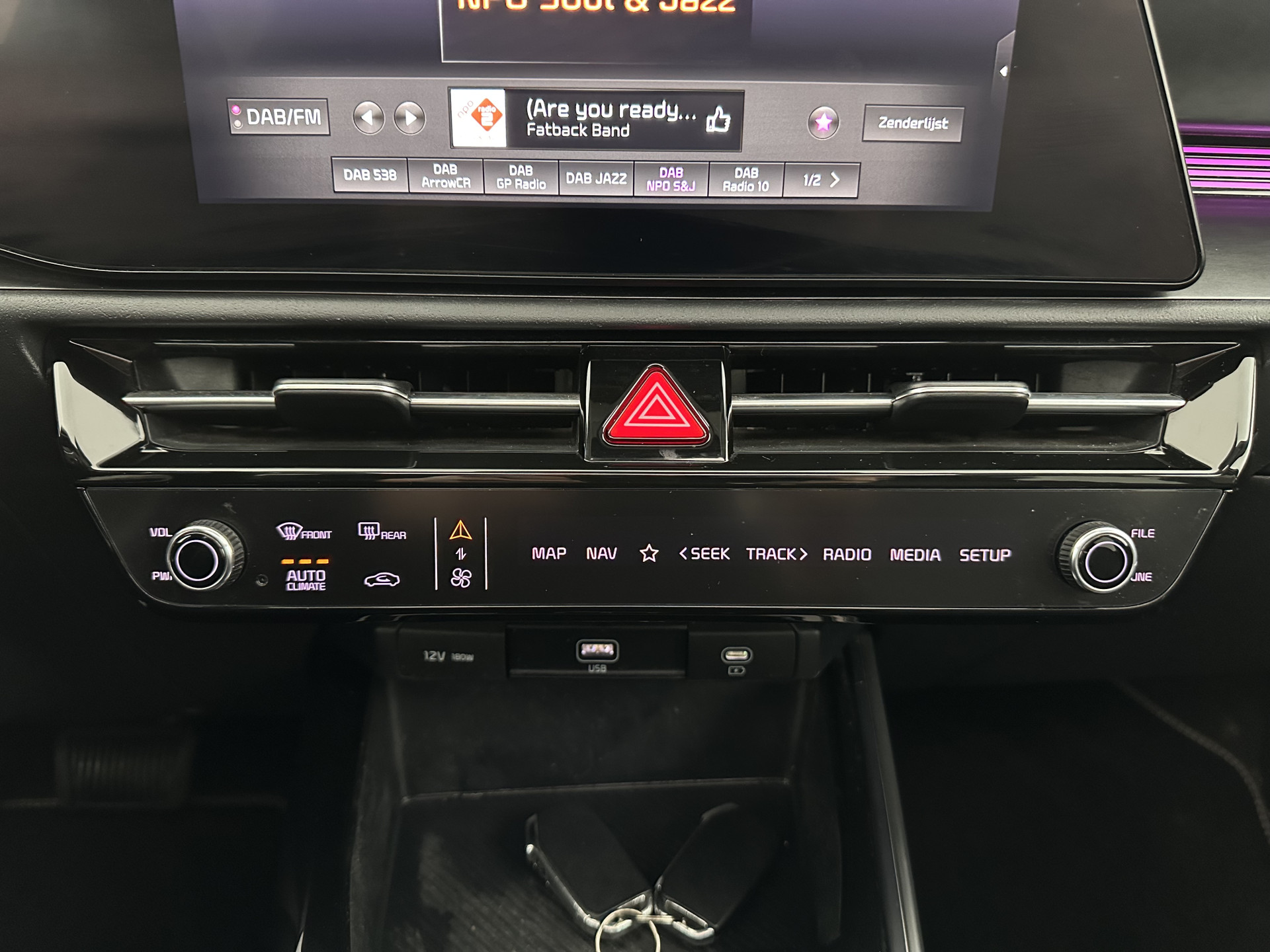 Kia Niro 1.6 GDi Hybrid Dynamic Plus Line (INCL-BTW) Aut. *PANO | HEAD-UP | LEATHER | DIGI-COCKPIT | NAVI-FULLMAP | DAB | ADAPTIVE-CRUISE | CAMERA | HEATED-COMFORTSEATS | KEYLESS | PRIVACYGLASS | SHIFTPADDLES | CARPLAY | TOWBAR | 16"