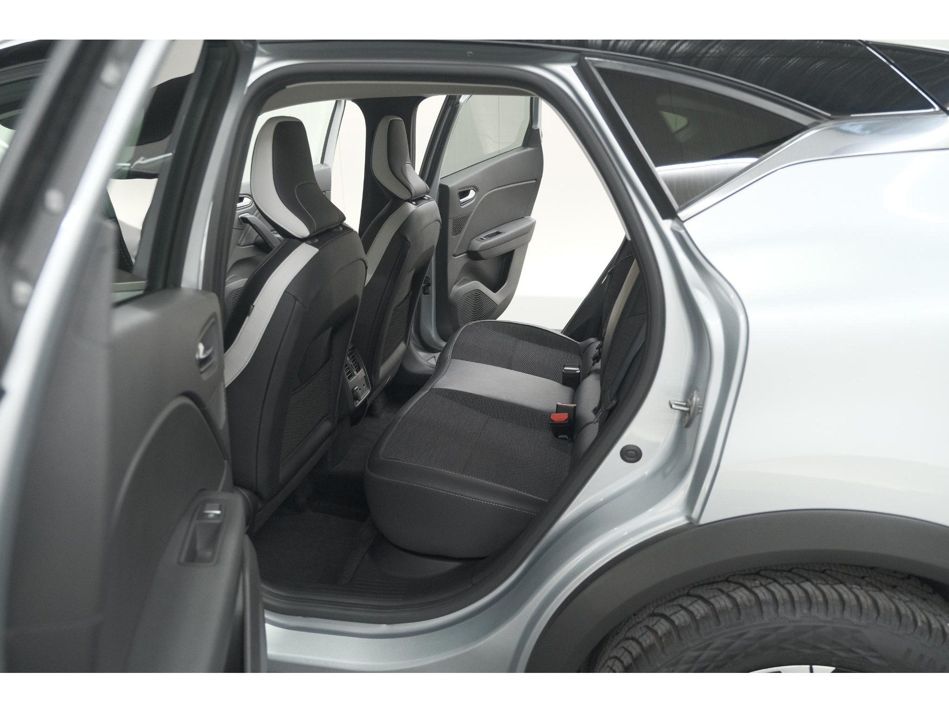 Renault Captur Mild Hybrid 140 EDC Techno | Camera | 9.3 Inch Scherm | Apple Carplay | Parkeersensoren | Allseason Banden | Stoelverwarming