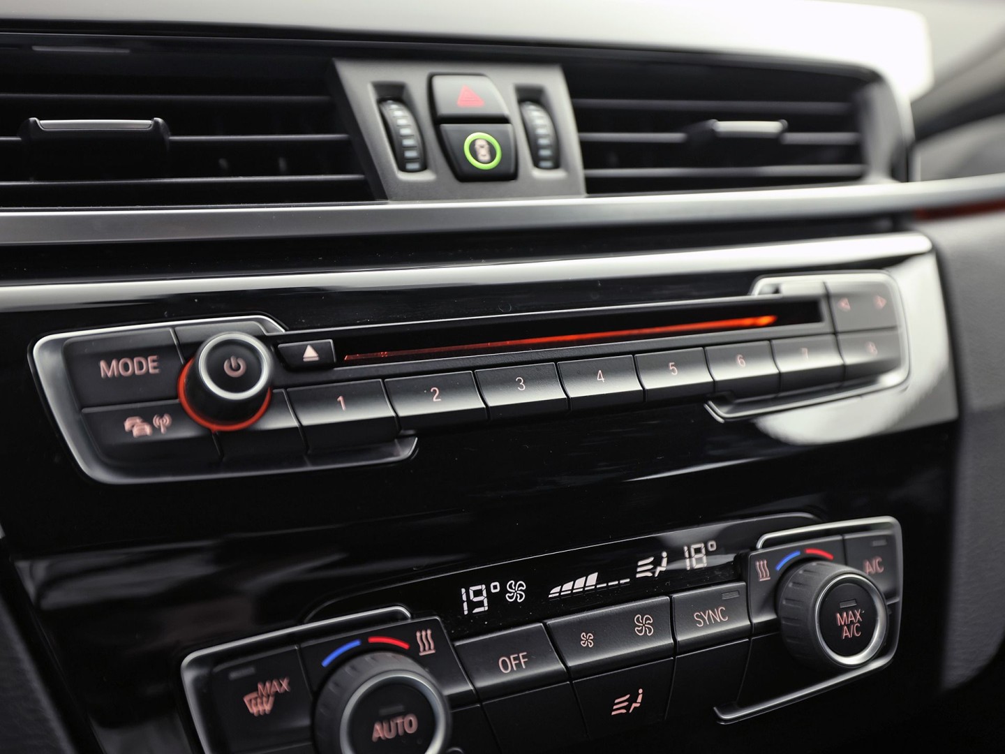 BMW X1 sDrive20i Executive 192Pk Automaat (NAVIGATIE, CLIMATE, TREKHAAK, SPORTSTOELEN, GETINT GLAS, PARKEERSENSOREN, NIEUWSTAAT)
