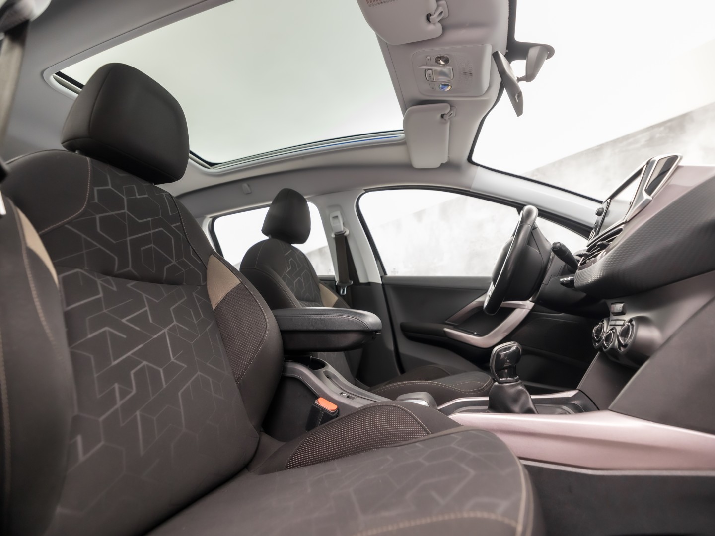 Peugeot 2008 1.2 VTi Sport (PANORAMADAK, NAVIGATIE, PARKEERSENSOREN, SPORTSTOELEN, CRUISE, NIEUWE APK, NIEUWSTAAT)
