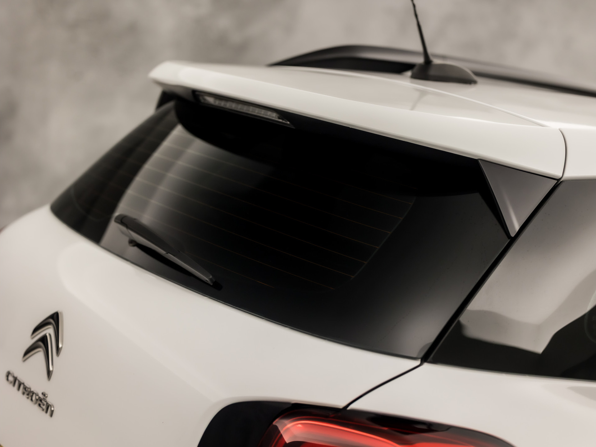 Citroën C3 Aircross 1.2 PureTech S&S Sport (APPLE CARPLAY, GROOT NAVI, LM VELGEN, TREKHAAK, GETINT GLAS, SPORTSTOELEN, CRUISE, NIEUWE APK, NIEUWSTAAT)