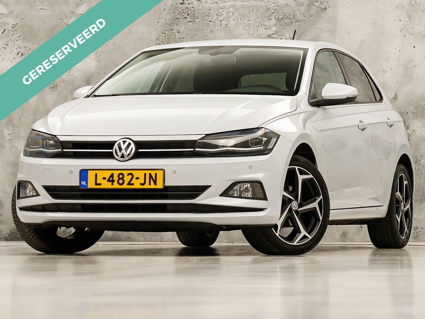 Volkswagen Polo 1.0 TSI Sportline Automaat (VIRTUAL COCKPIT, APPLE CARPLAY, GROOT NAVI, CLIMATE, CAMERA, STOELVERWARMING, SPORTSTOELEN, GETINT GLAS, KEYLESS START, ADAPTIVE CRUISE, NIEUWSTAAT)