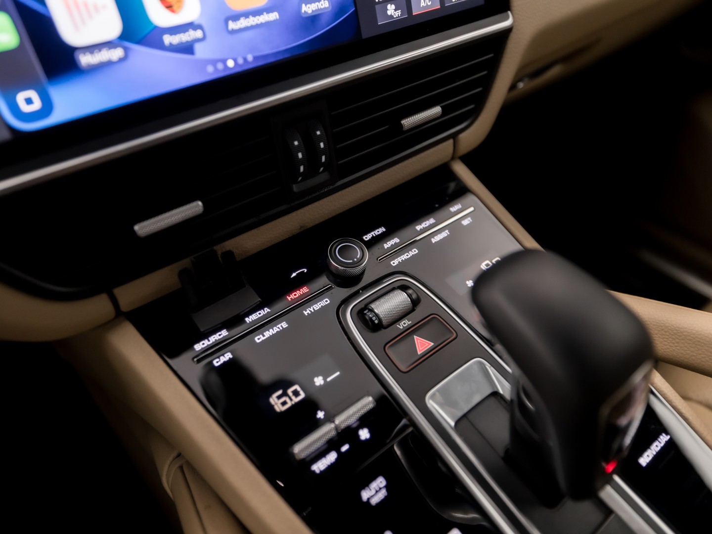 Porsche Cayenne 3.0 E-Hybrid Sport 463Pk (SPORTCHRONO PAKKET, LUCHTVERING, SOH 95%, BLACK PACK, APPLE CARPLAY, MEMORY SEATS, STOELVERWARMING, GETINT GLAS, CAMERA, NIEUWSTAAT)