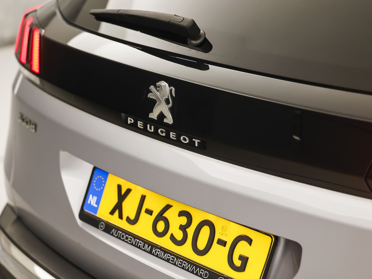 Peugeot 3008 1.2 PureTech Allure Sport Automaat (APPLE CARPLAY, GROOT NAVI, 360 CAMERA, STOELVERWARMING, LEDER, SPORTSTOELEN, ADAPTIVE CRUISE, GETINT GLAS, KEYLESS, NIEUWSTAAT)