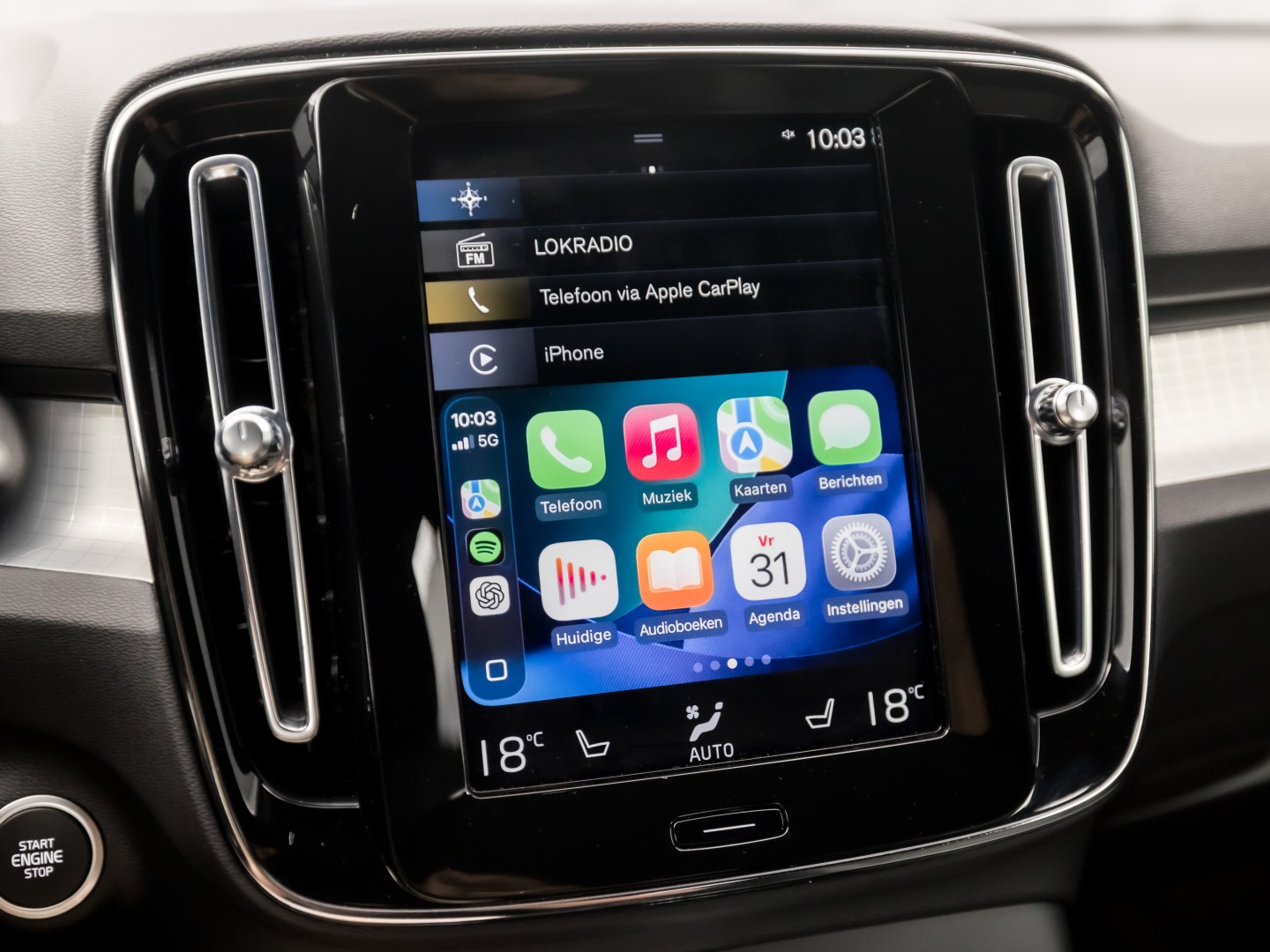 Volvo XC40 1.5 T4 Recharge Inscription 211Pk Automaat (APPLE CARPLAY, STUUR/STOELVERWARMING, MEMORY SEATS, CAMERA, STOELVERWARMING ACHTER, KEYLESS, GETINT GLAS, ELEK ACHTERKLEP, ZWART HEMEL, NIEUWSTAAT)