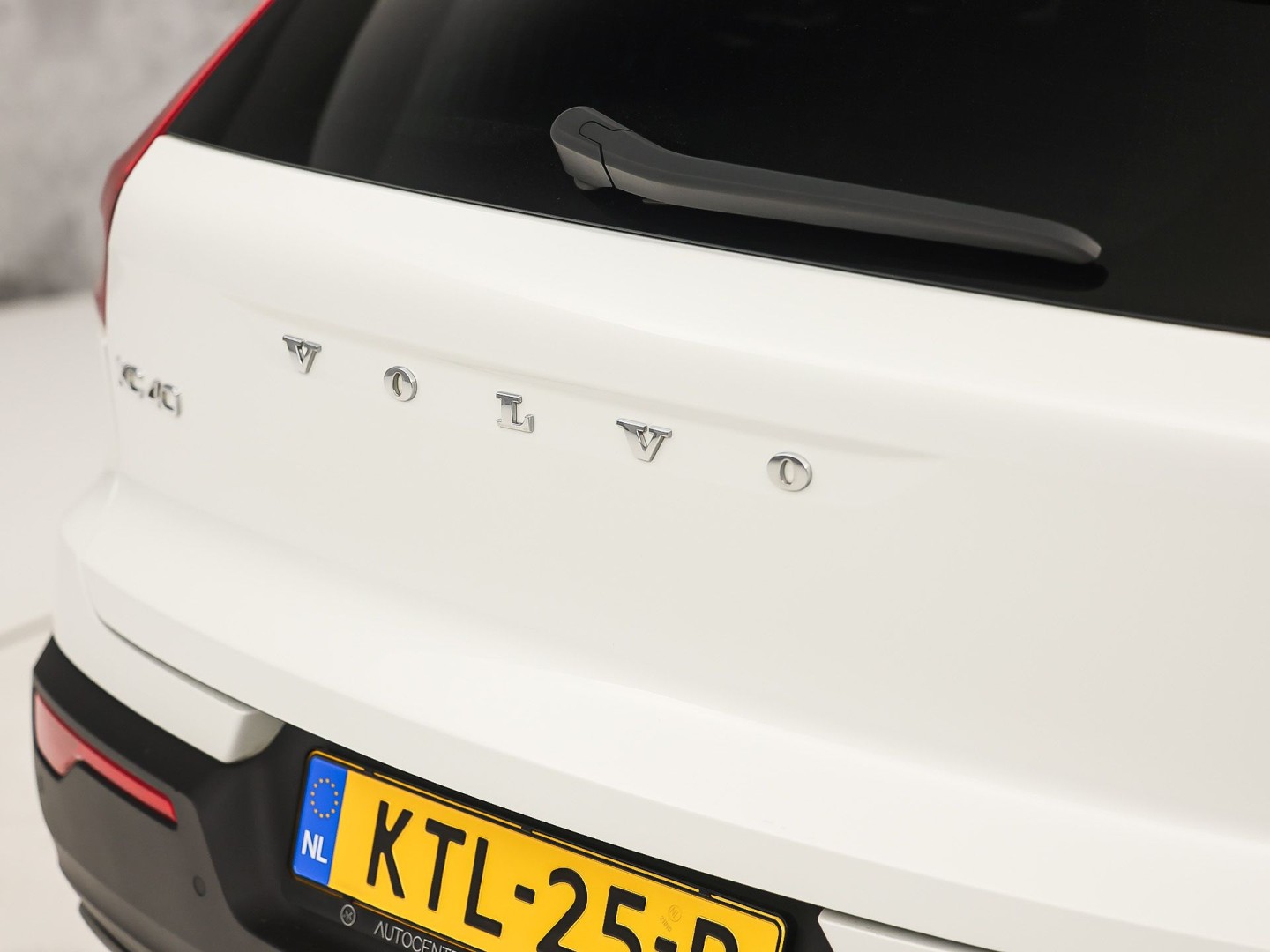 Volvo XC40 1.5 T5 Twin Engine R-Design 252Pk Automaat (PANORAMADAK, GROOT NAVI, CAMERA, HARMAN/KARDON, SPORTSTOELEN, LEDER/ALCANTARA, ELEK ACHTERKLEP, NIEUWE APK,  NIEUWSTAAT)