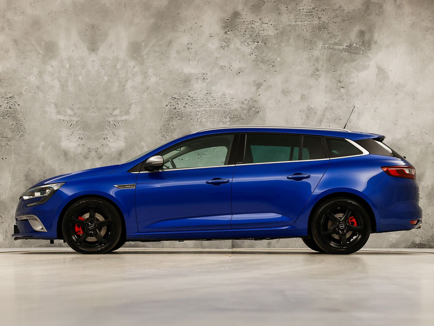 Renault Mégane Estate 1.6 TCe GT 205Pk Automaat (VIRTUAL COCKPIT, GROOT NAVI, KUIPSTOELEN, HEAD-UP DISPLAY, CAMERA, ADAPTIVE CRUISE, BOSE, STOELVERWARMING, NIEUWSTAAT)