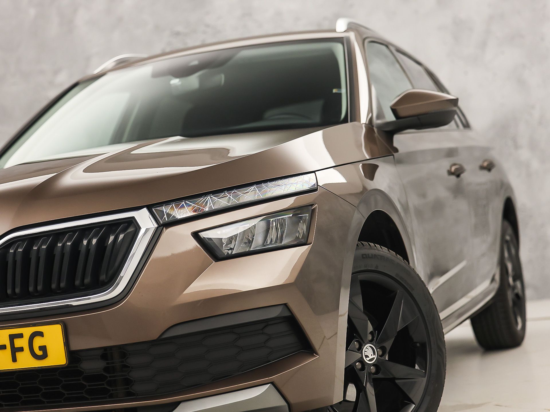 Škoda Kamiq 1.0 TSI Ambition Sport Automaat (APPLE CARPLAY, GROOT NAVI, CLIMATE, GETINT GLAS, STOELVERWARMING, SPORTSTOELEN, PARKEERSENSOREN, GETINT GLAS, NIEUWSTAAT)
