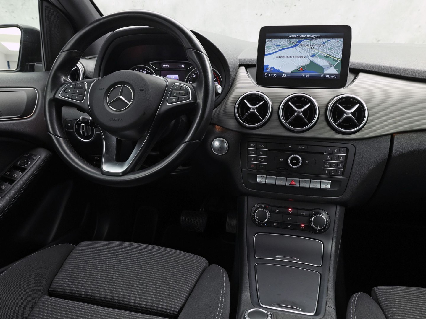 Mercedes-Benz B-klasse 180 Sport Automaat (GROOT NAVI, CAMERA, STOELVERWARMING, ZWART HEMEL, SPORTSTOELEN, CRUISE, KEYLESS START, NIEUWSTAAT)
