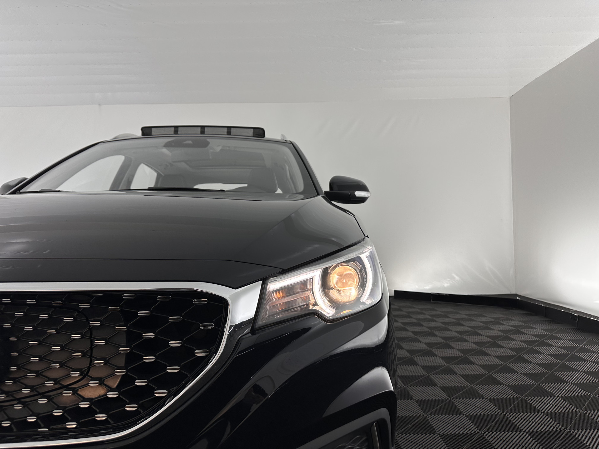 MG ZS EV Luxury 45 kWh {SOH-90%} (INCL-BTW) Aut. *PANO | LEATHER | CCS-FASTLOADER | KEYLESS | NAVI-FULLMAP | ADAPTIVE-CRUISE | CAMERA | HEATED-SPORTSEATS | CARPLAY | BLINDSPOT | DAB | LANE-ASSIST | 17''ALU*